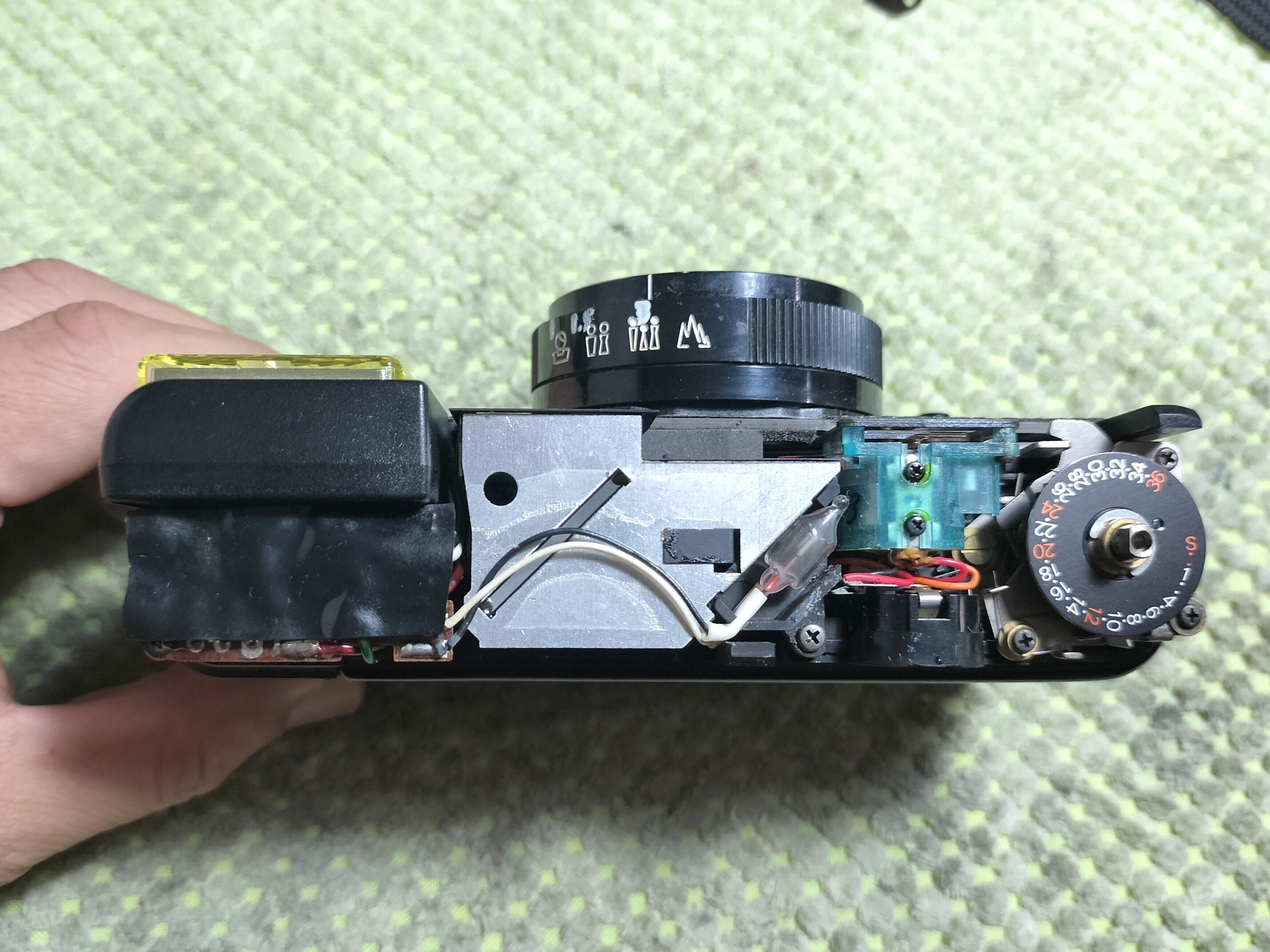 Rollei Flash 35の分解｜フィルムカメラ修理のアクアカメラ