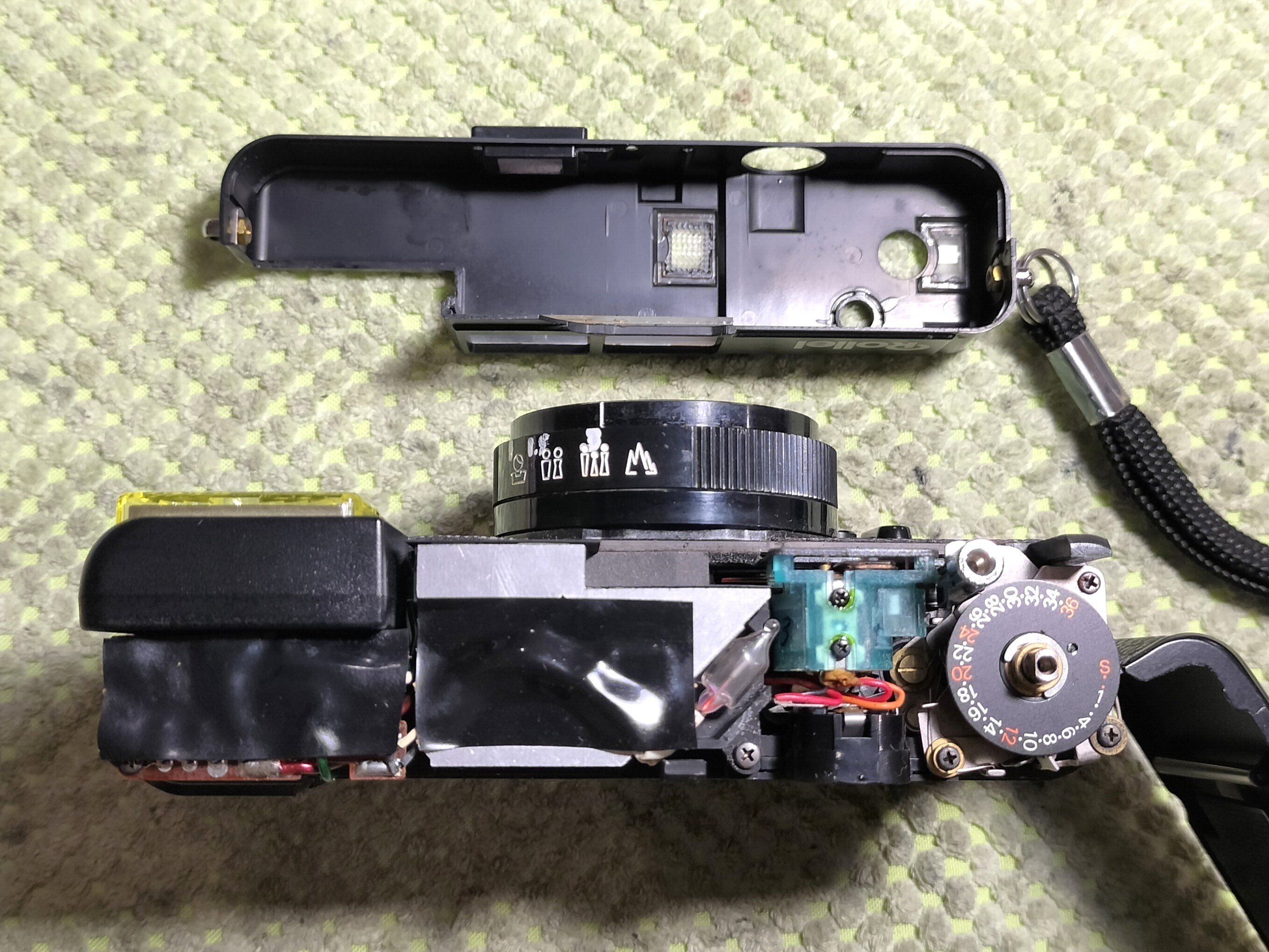 Rollei Flash 35の分解｜フィルムカメラ修理のアクアカメラ