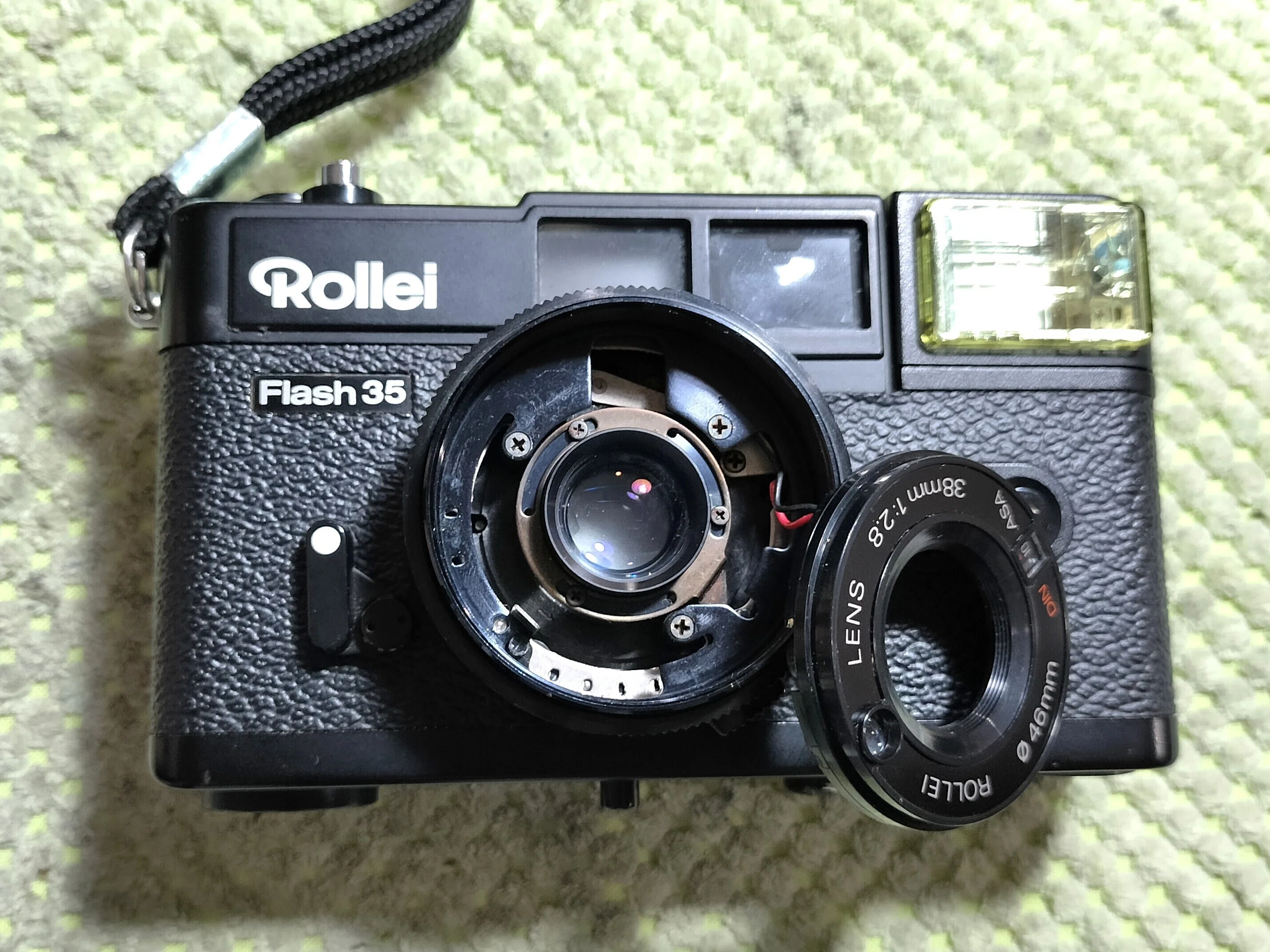 Rollei Flash 35の分解｜フィルムカメラ修理のアクアカメラ