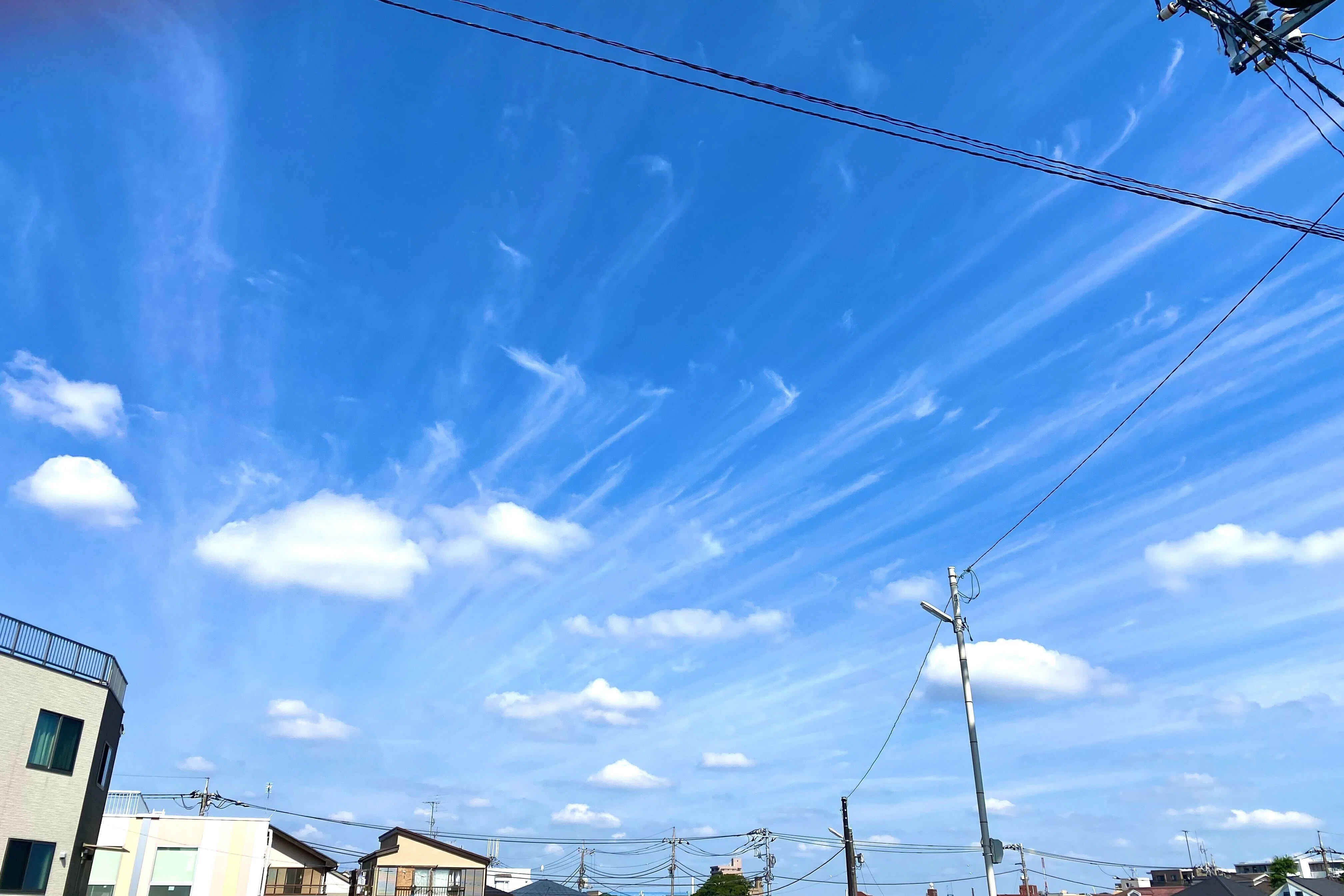 空に描かれる神々の芸術 ー すじ雲｜はみー