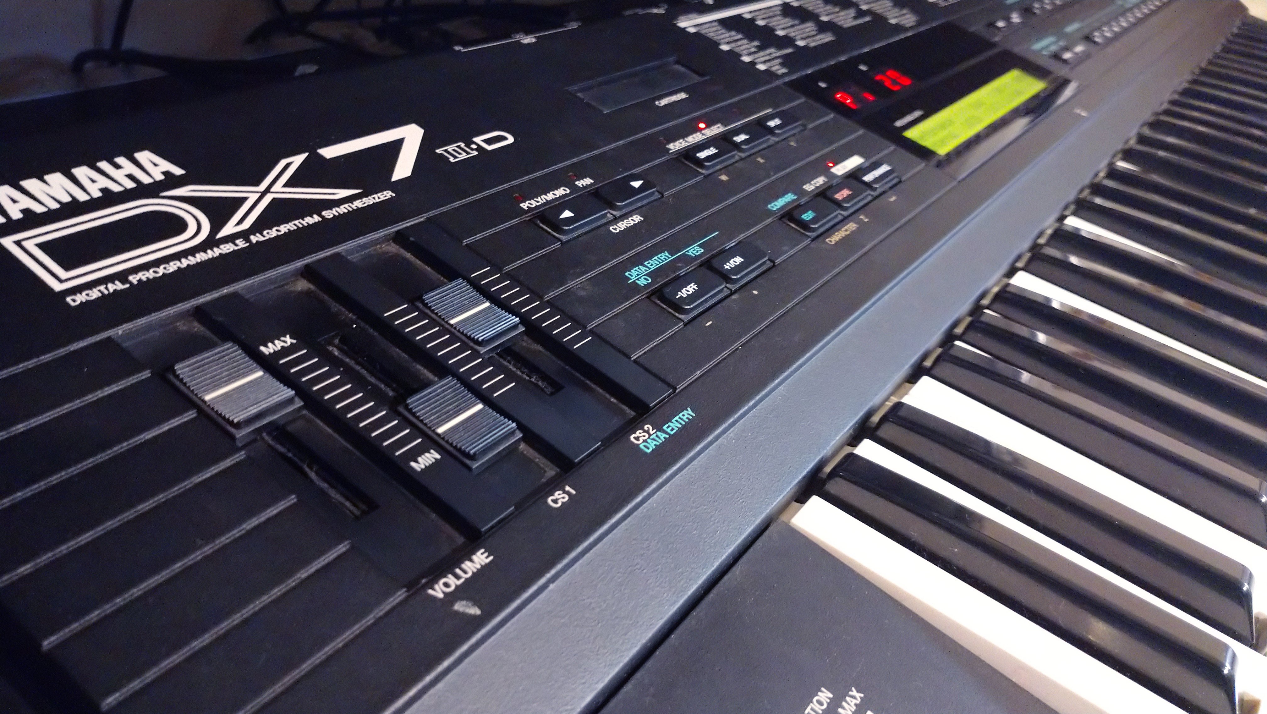 YAMAHA DX7II-D（シンセサイザー）｜五代六空（GODAI Riku）