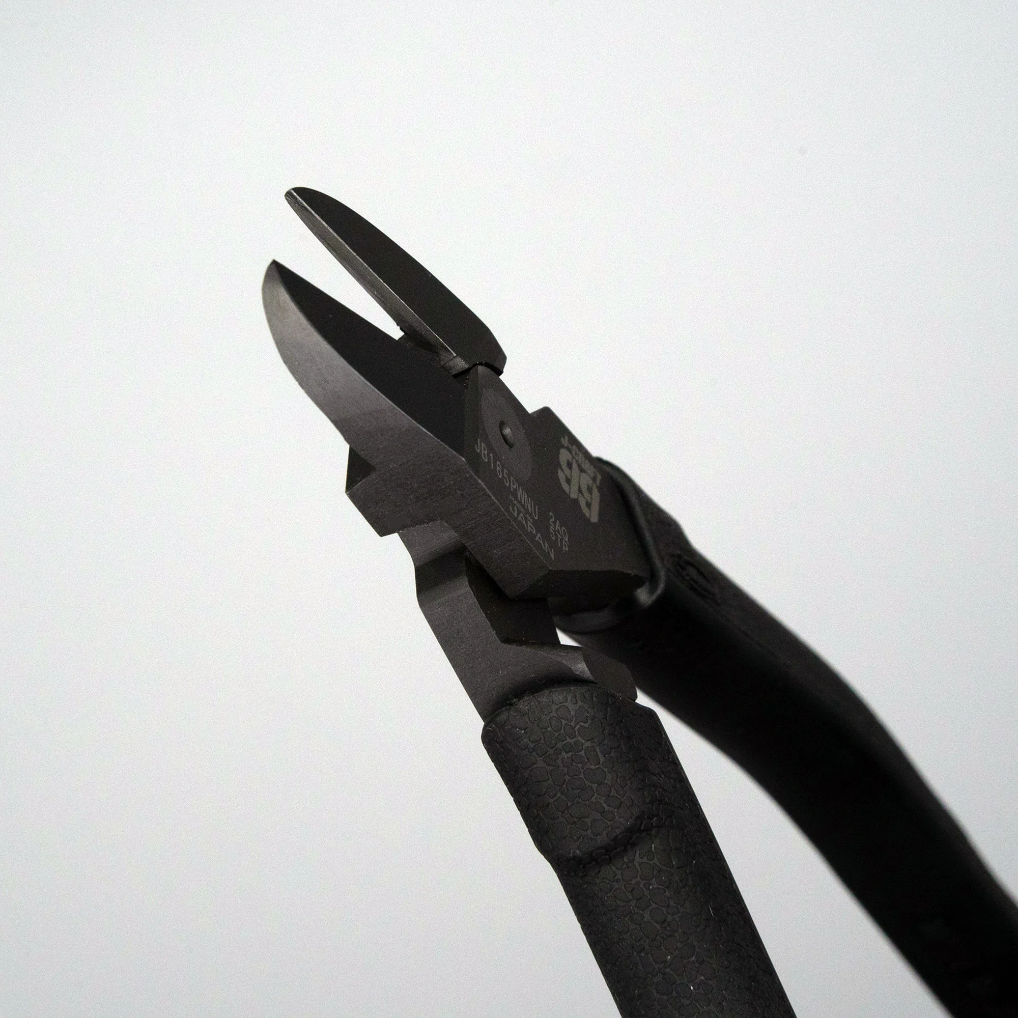 もう、工具選びで妥協しない。プロのための黒い精鋭「J-CRAFT99