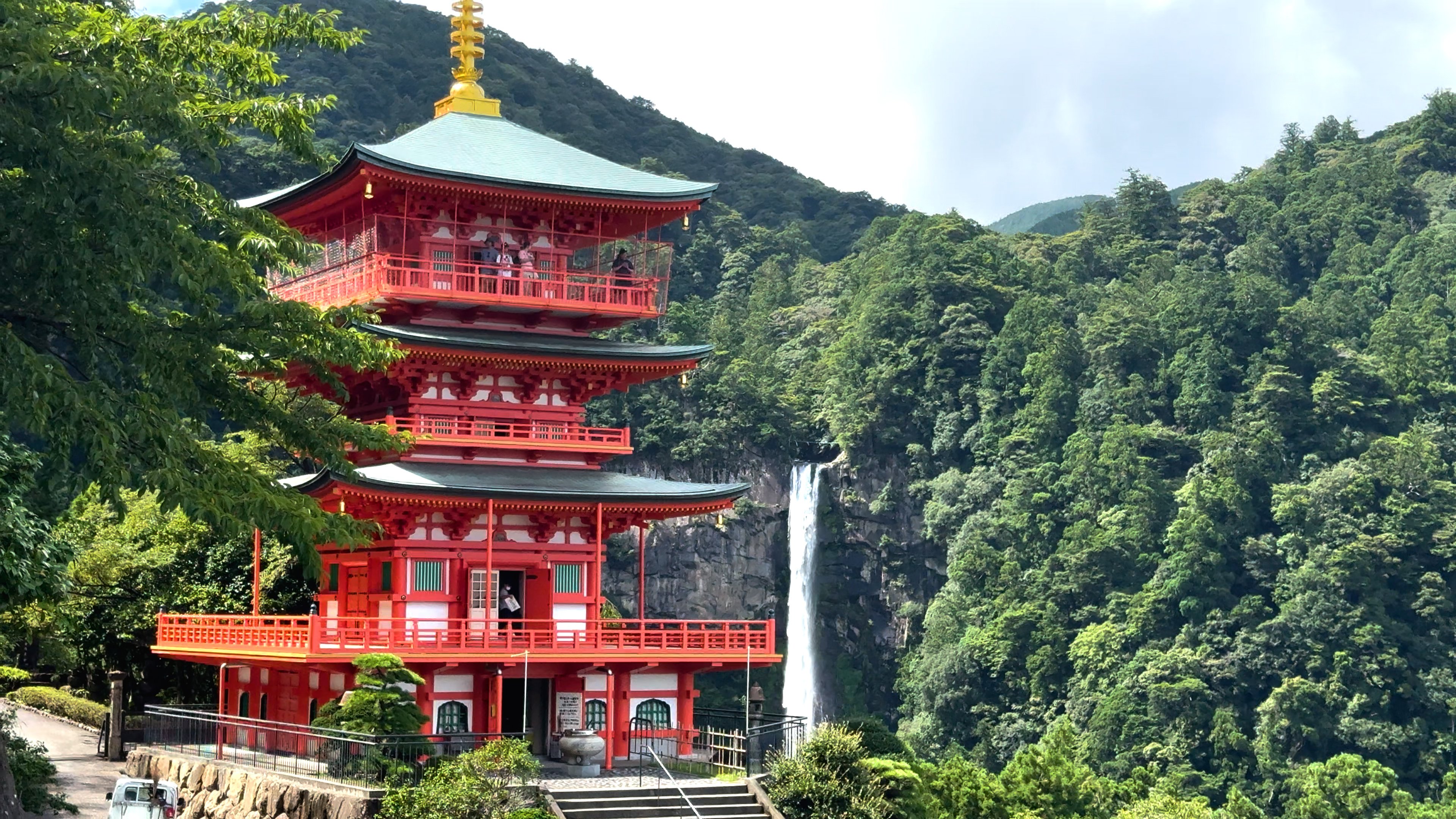 西国三十三所「第一番」──那智山・青岸渡寺。圧巻のスケールと“胎内