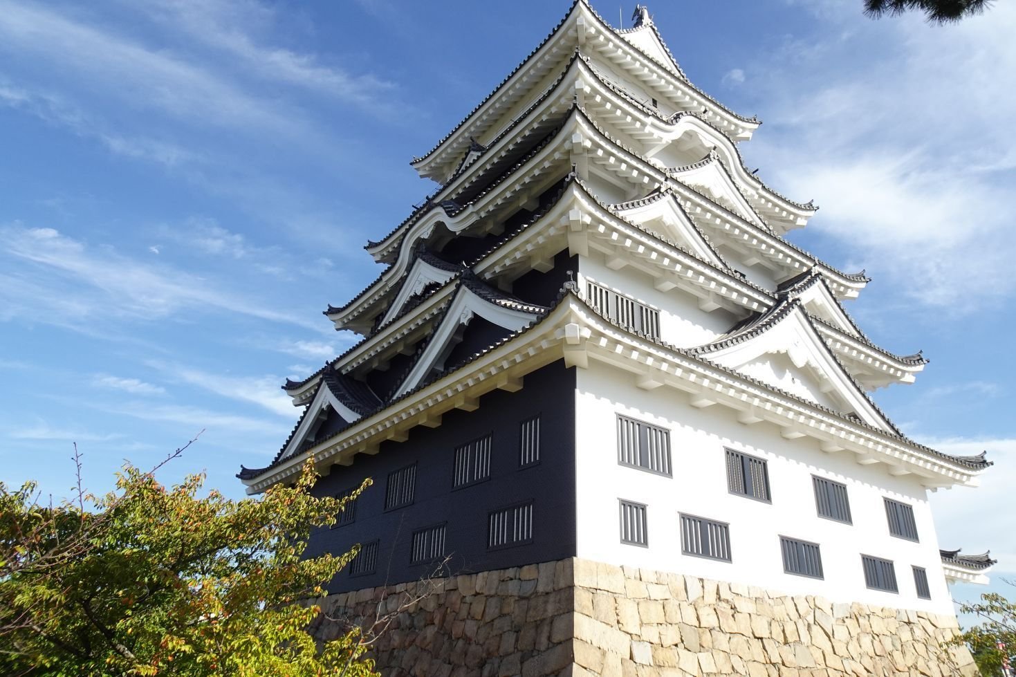 福山城】残念すぎる日本の名城 第76回｜駅前一等地！復元天守の白さが