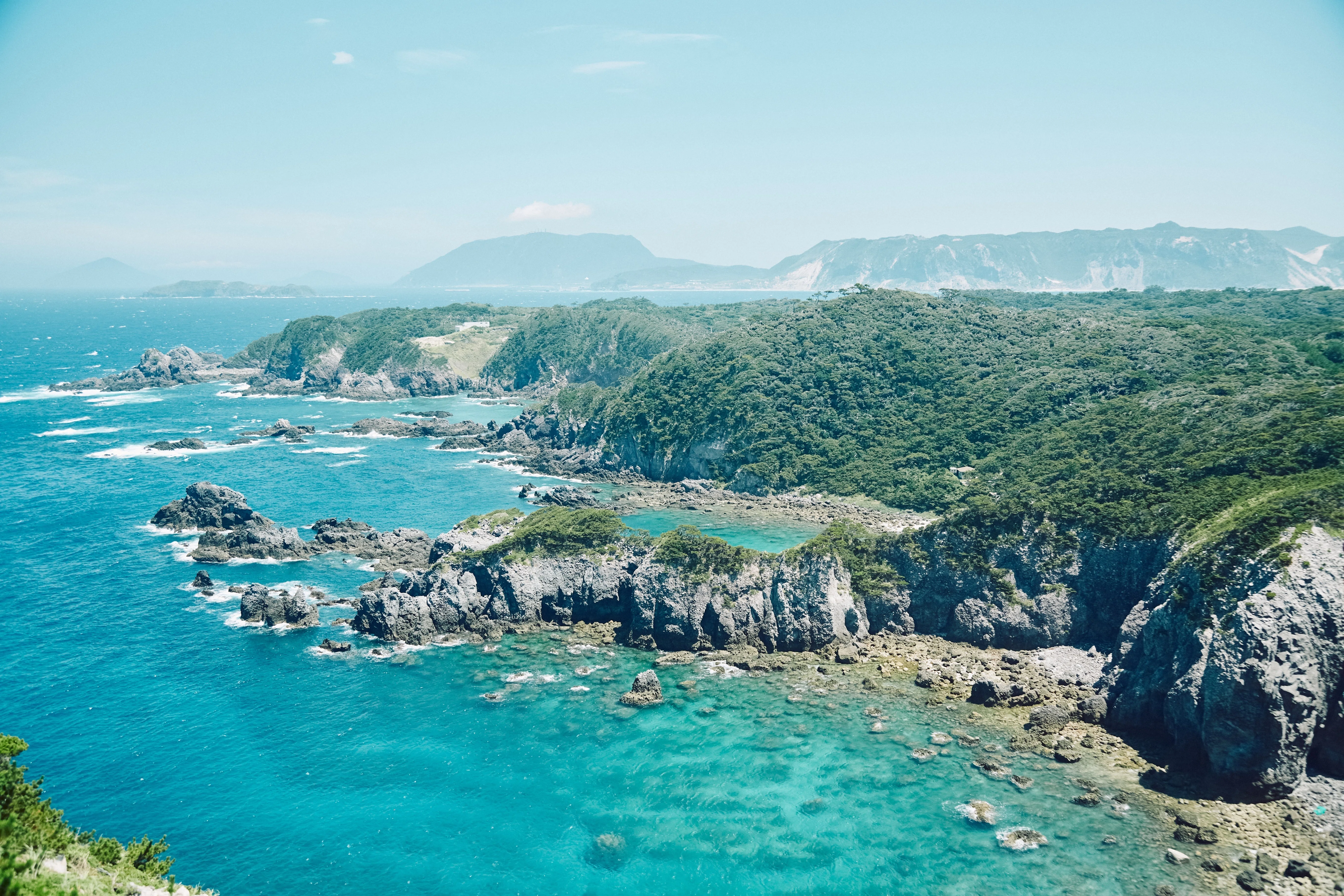 島の輪郭を辿る──溶けていく非日常と式根島。｜Hide Watanabe