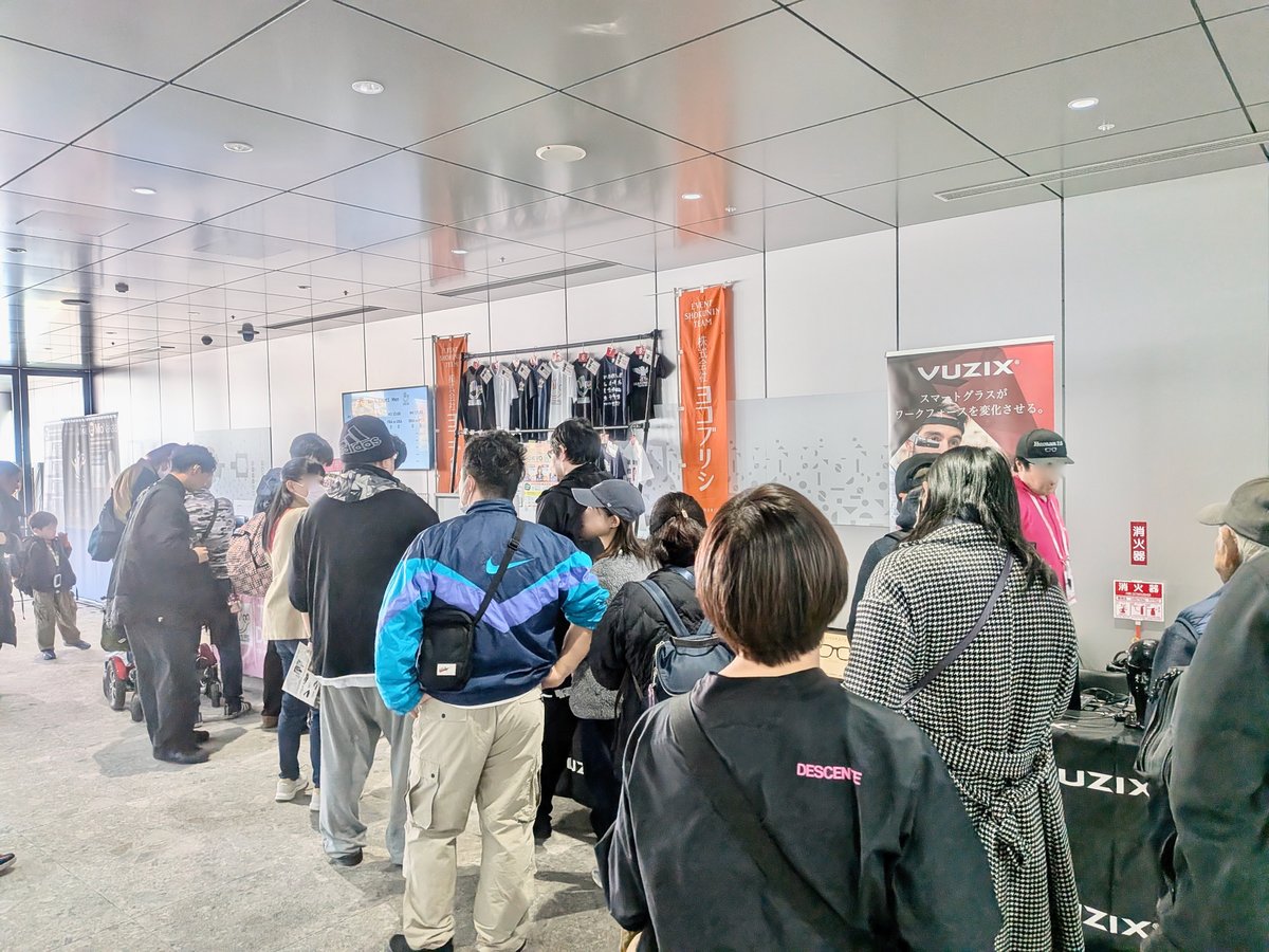 物販コーナー。老若男女で長蛇の列ができている。