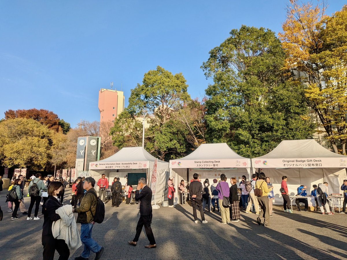 白い屋根のブースが立ち並び、来場者が訪れている。雲一つない真っ青な秋空のした、色づいた木々も美しい。のどかな雰囲気が心地よい