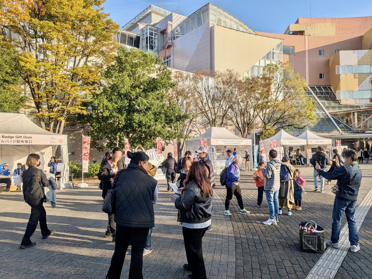 来場者同士の交流もあちこちで。手話でさかんにおしゃべりしている。海外からと思われる人たちも
