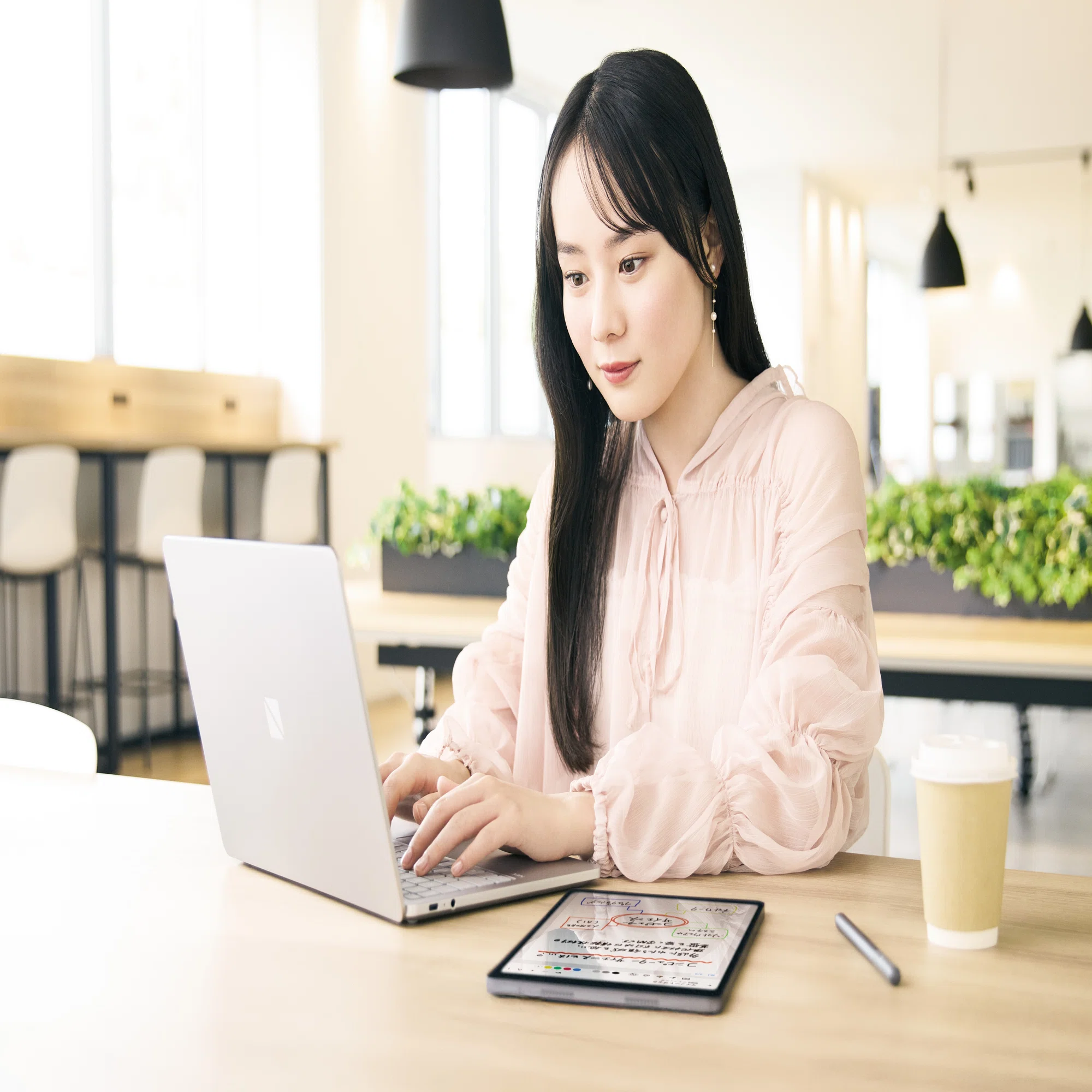 昨年大ヒットのタッチパネル搭載＜LAVIE SOL＞がAIで超進化！ Copilot+ 