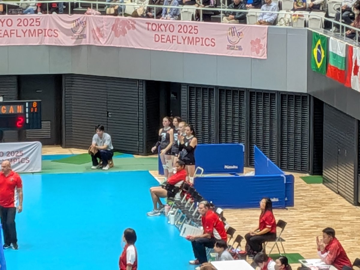 黒いユニフォームの選手たち。交代待機エリアで、みんな棒立ち。