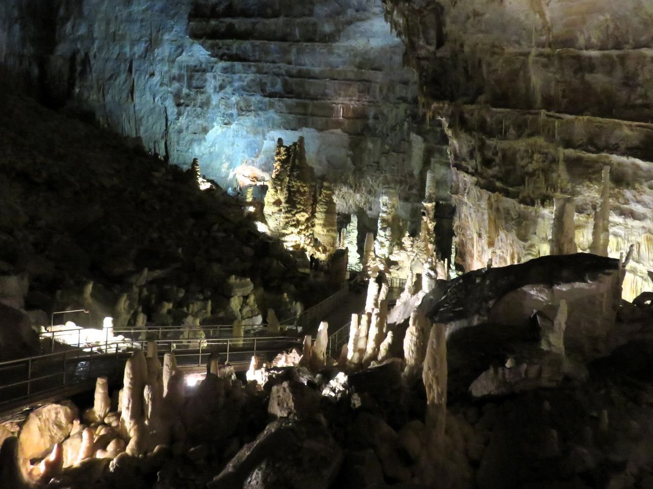 山の中に隠されていた神秘的な空間、フラサッシ鍾乳洞｜Natsuko Tomi