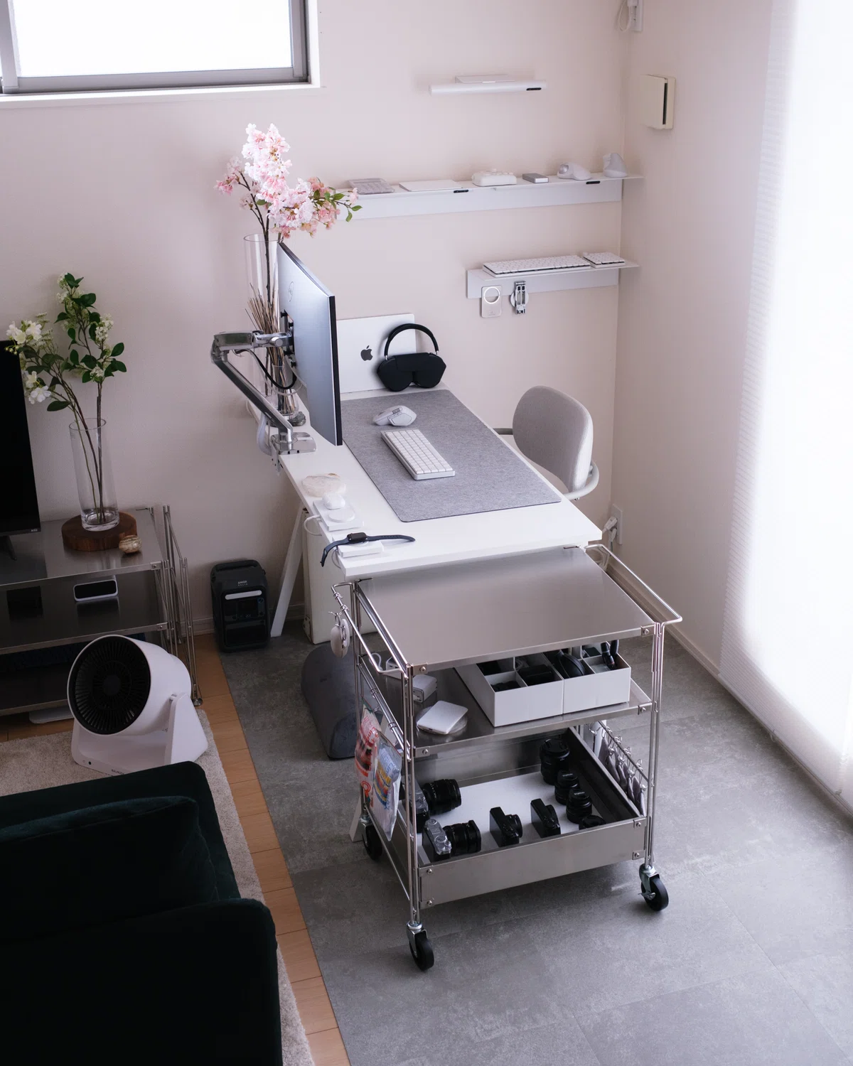 白とグレーとシルバーでまとめたアイランド型のデスク周り｜Harushika