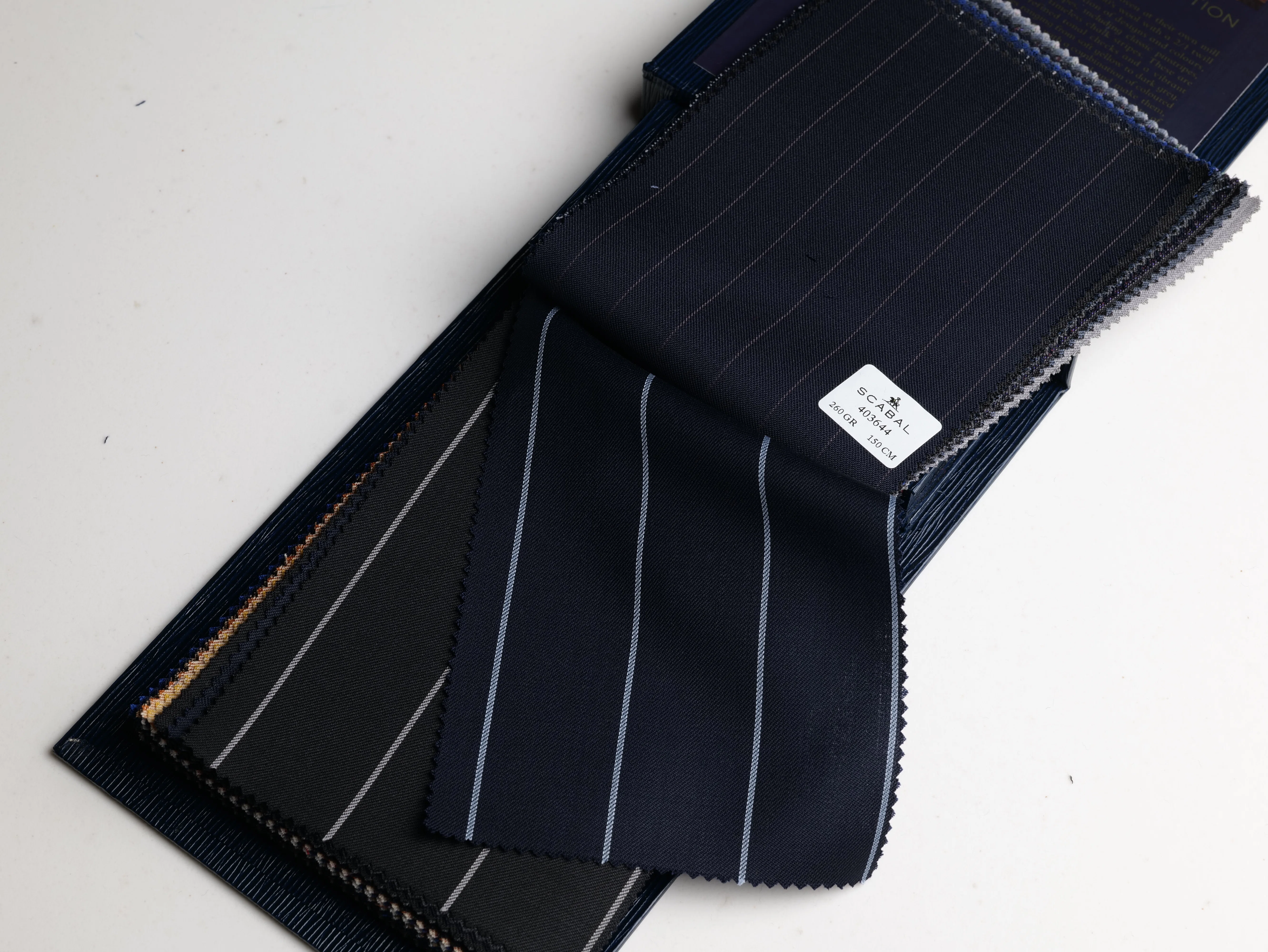 なぜ“高い生地”には Extra Fine Wool と書かれていないのか