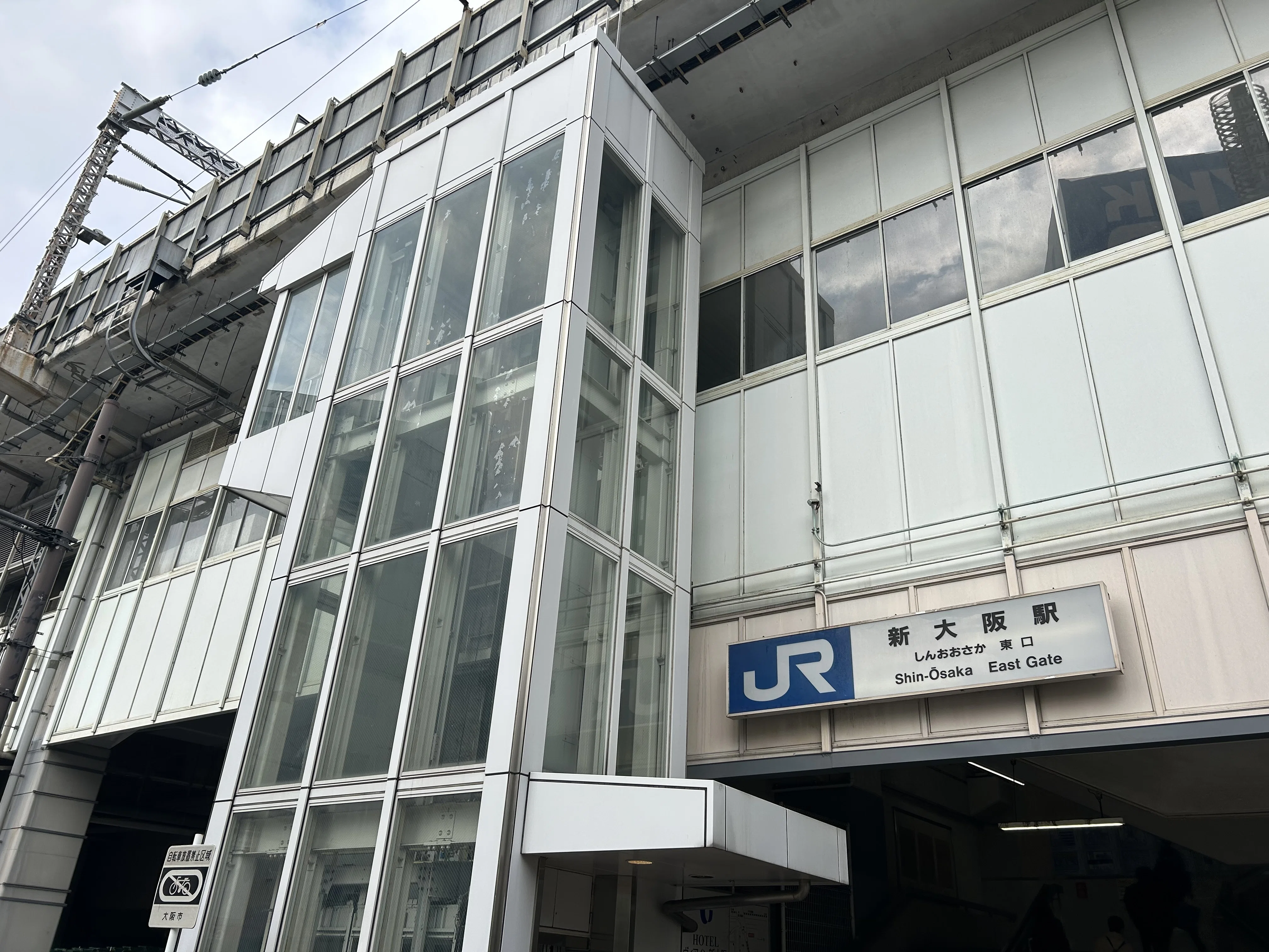 JR新大阪駅東口は一昔前の雰囲気｜knmr