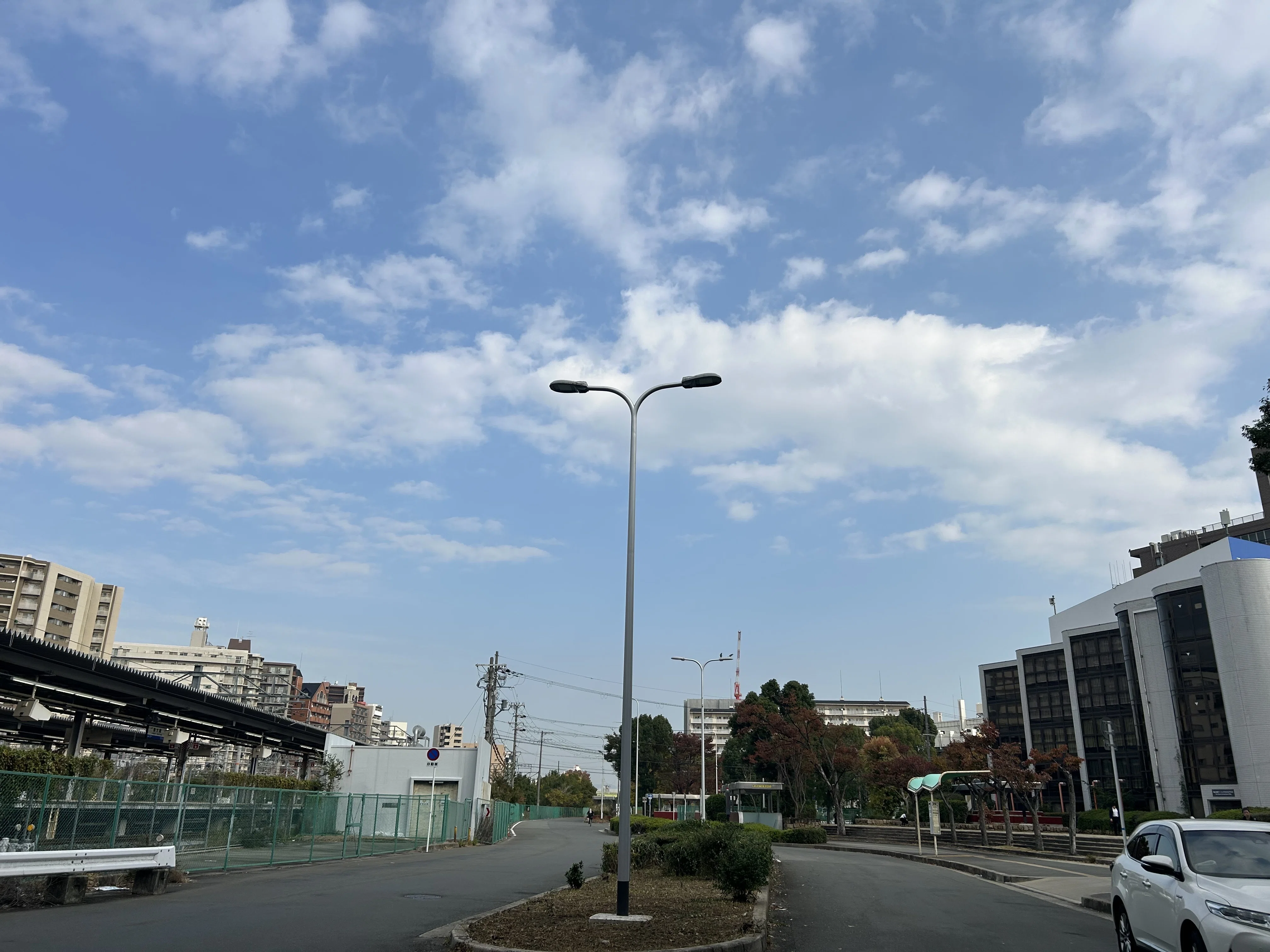 JR新大阪駅東口は一昔前の雰囲気｜knmr