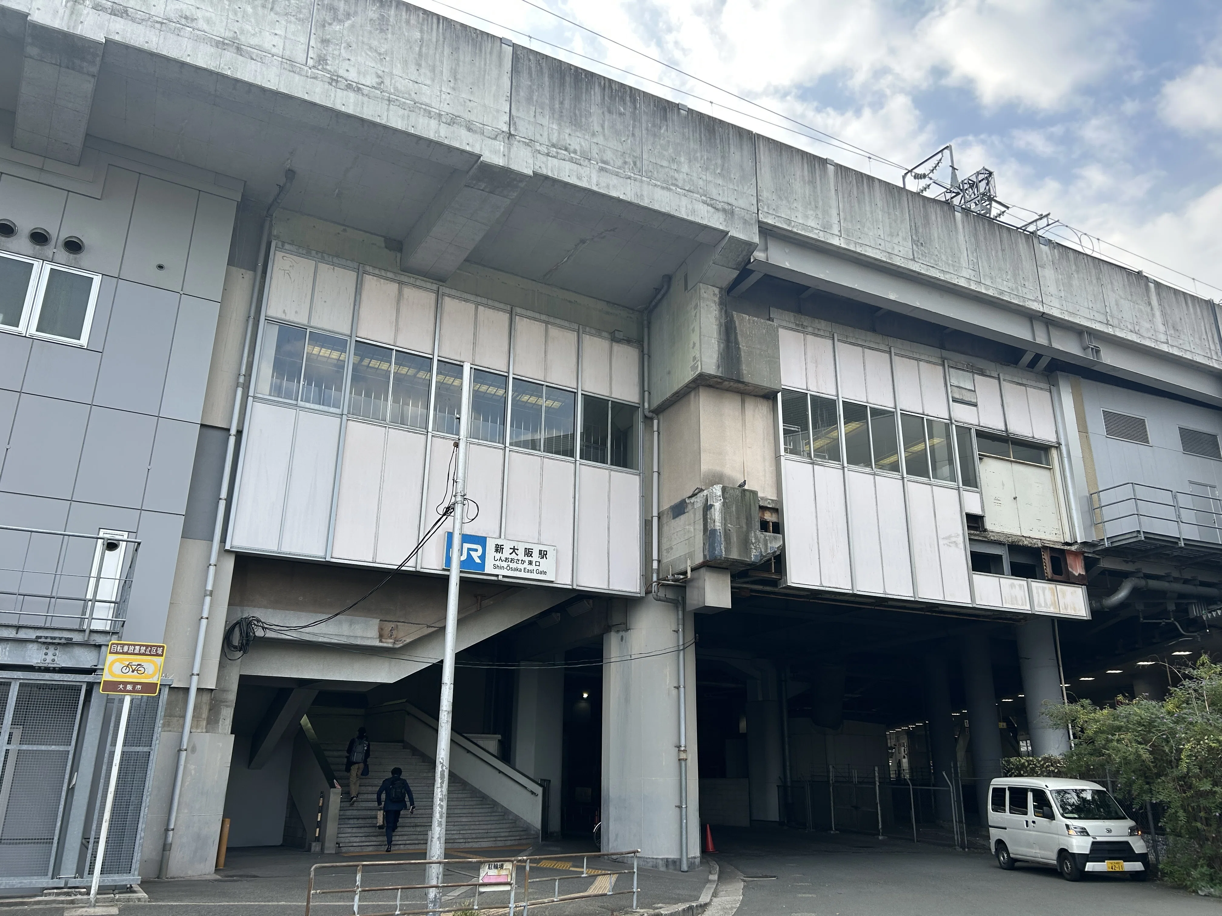 JR新大阪駅東口は一昔前の雰囲気｜knmr