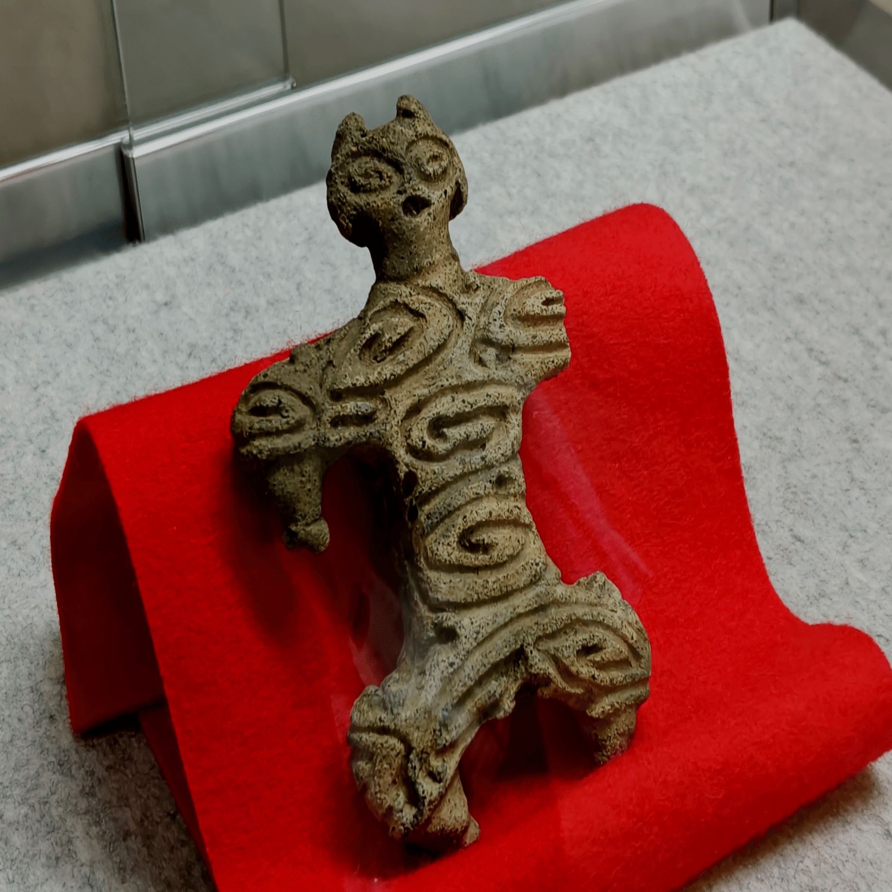 気になる土偶#135：海岸で拾われた土偶/北海道 島崎遺跡｜のんてり