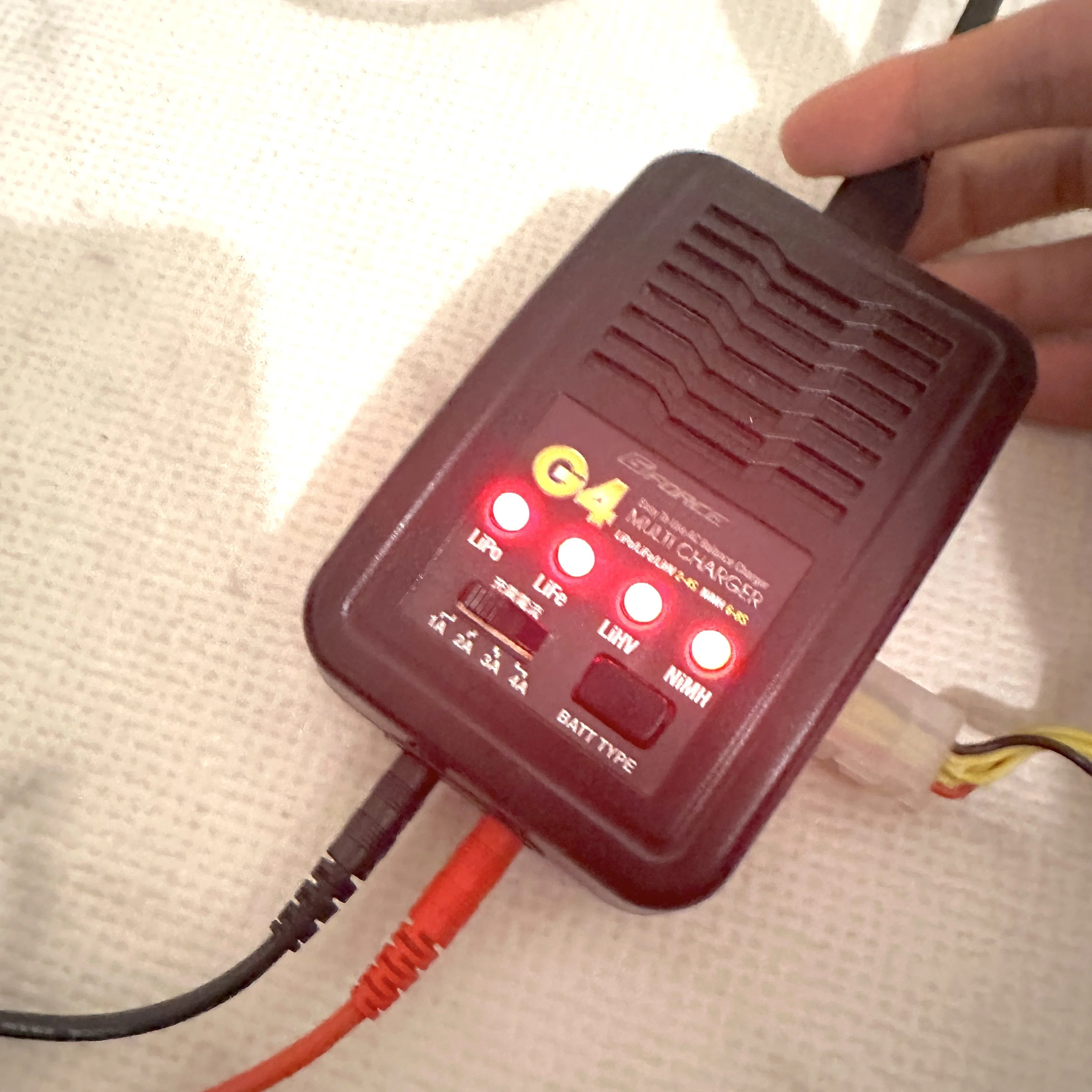 1台でほぼ全種類のラジコンバッテリー充電が完結。私が愛用している 1台でほぼ全種類のラジコンバッテリー充電が完結。私が愛用している