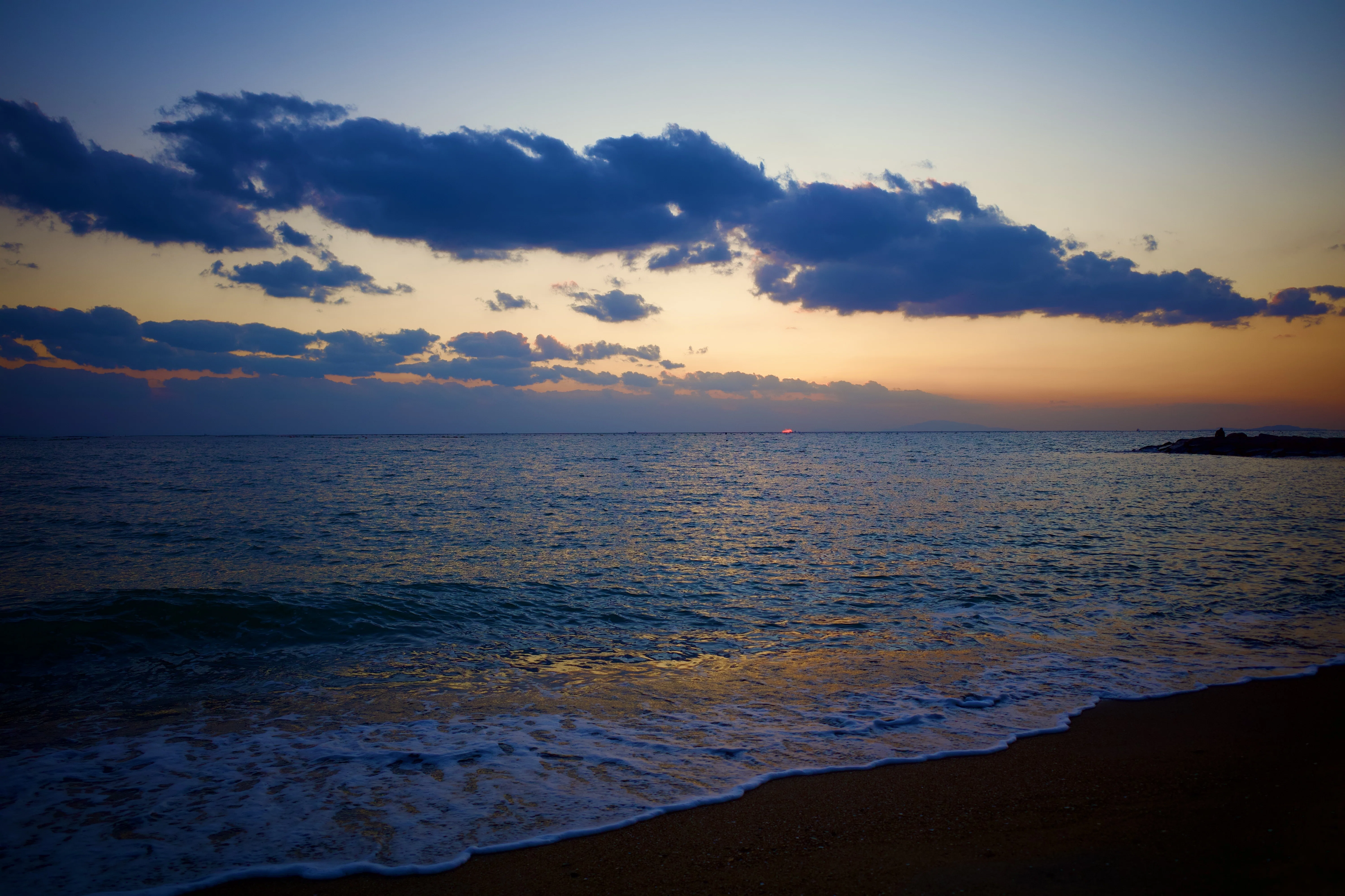r.k.a様　12月10日（水）夕方 夕方の海。2025/11｜donguri