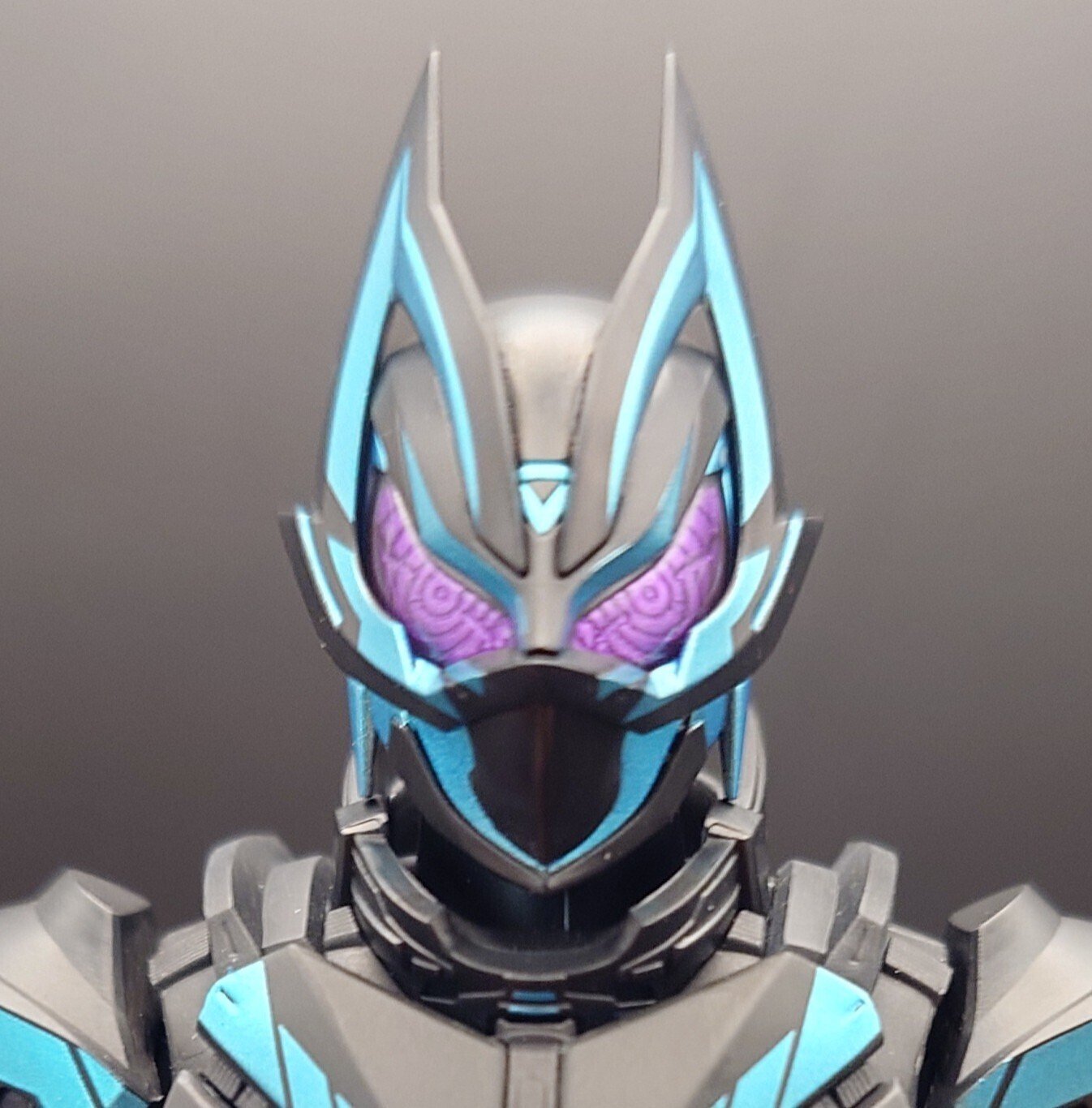 ディスプレイにも映える重厚感歴史を纏うドイツ製タイプライター　希少なカナ表記 S.H.Figuarts 仮面ライダーXギーツをレビュー｜ずんだTOYレビュー