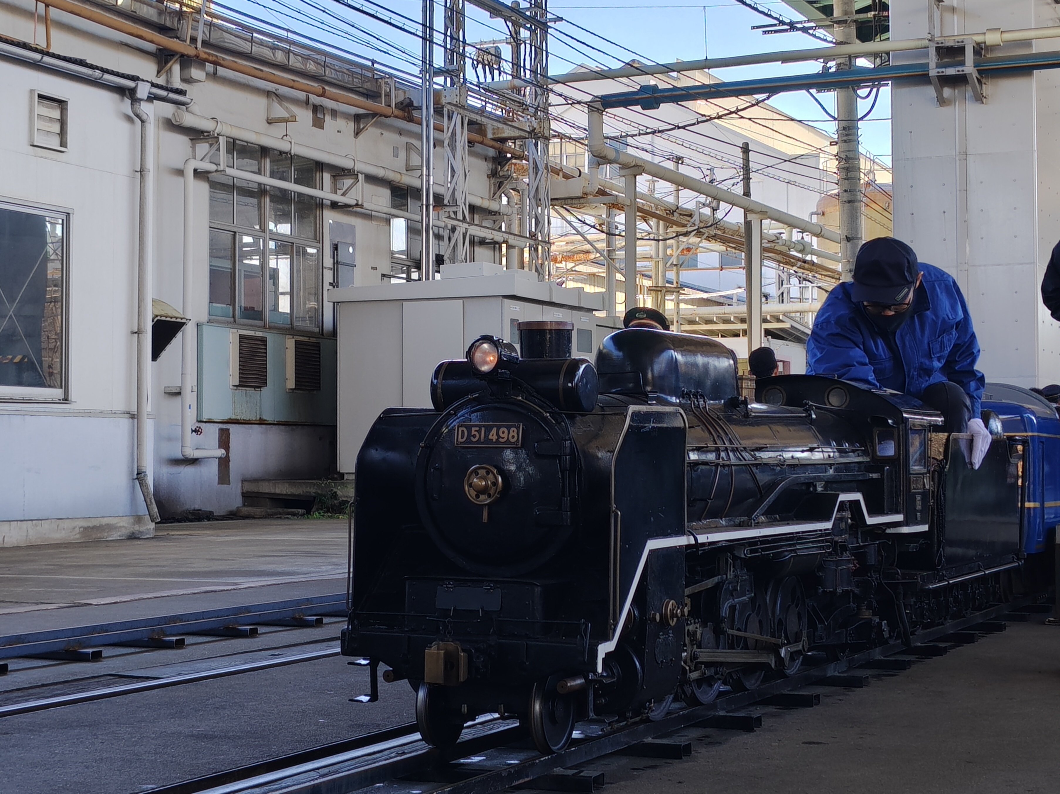 並ぶ鉄車輪 20251122｜ajisashi ajisashi