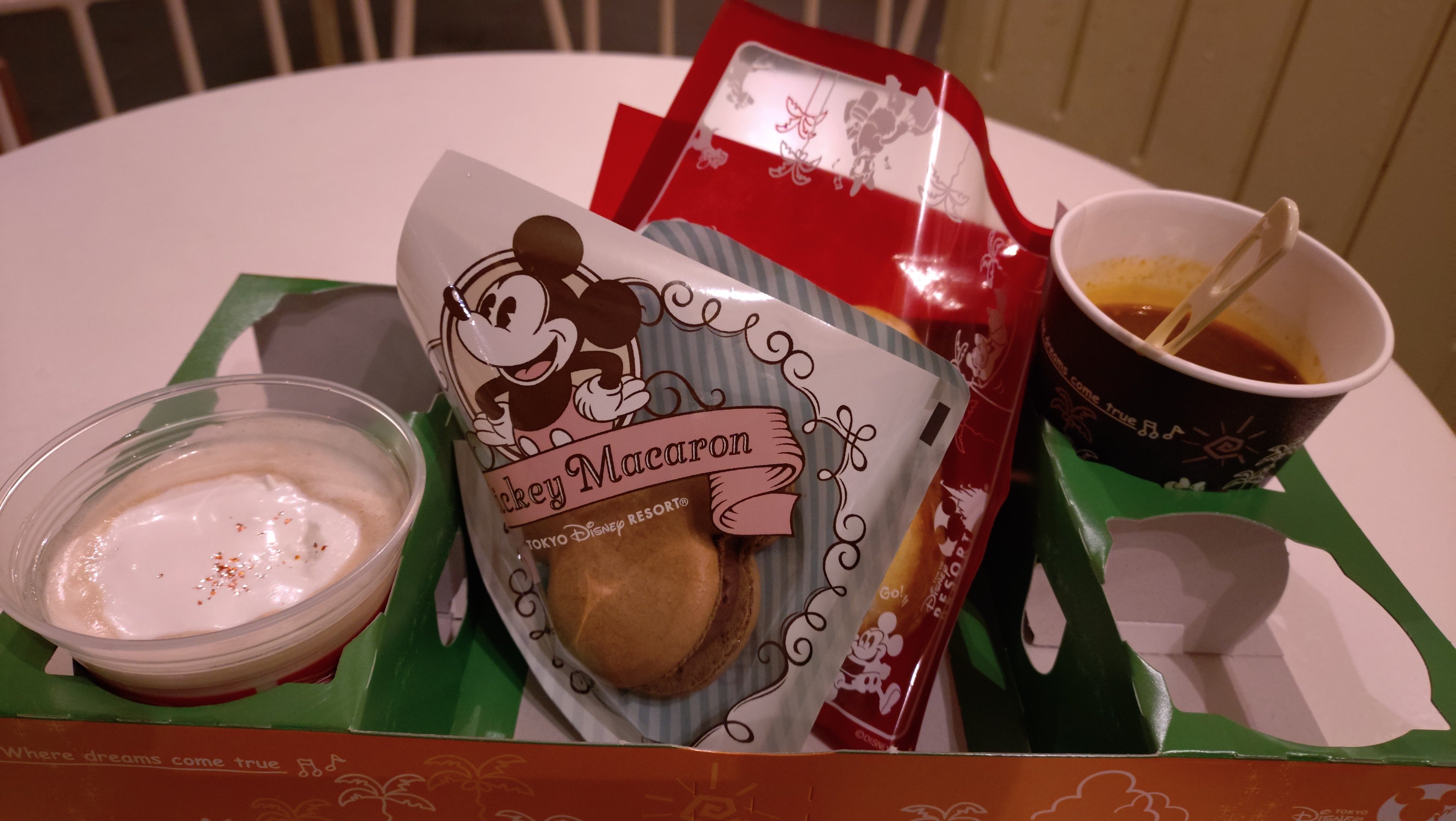 ディズニー食レポ】ワッフルよりも美味しい？ミッキーマカロン