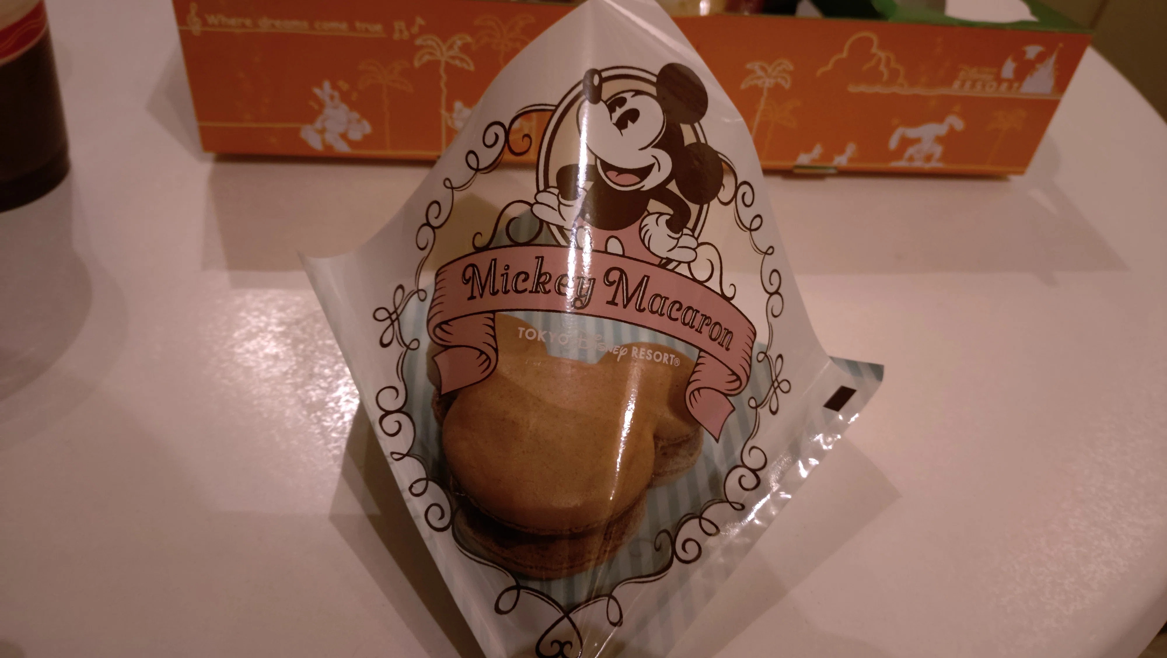 ディズニー食レポ】ワッフルよりも美味しい？ミッキーマカロン