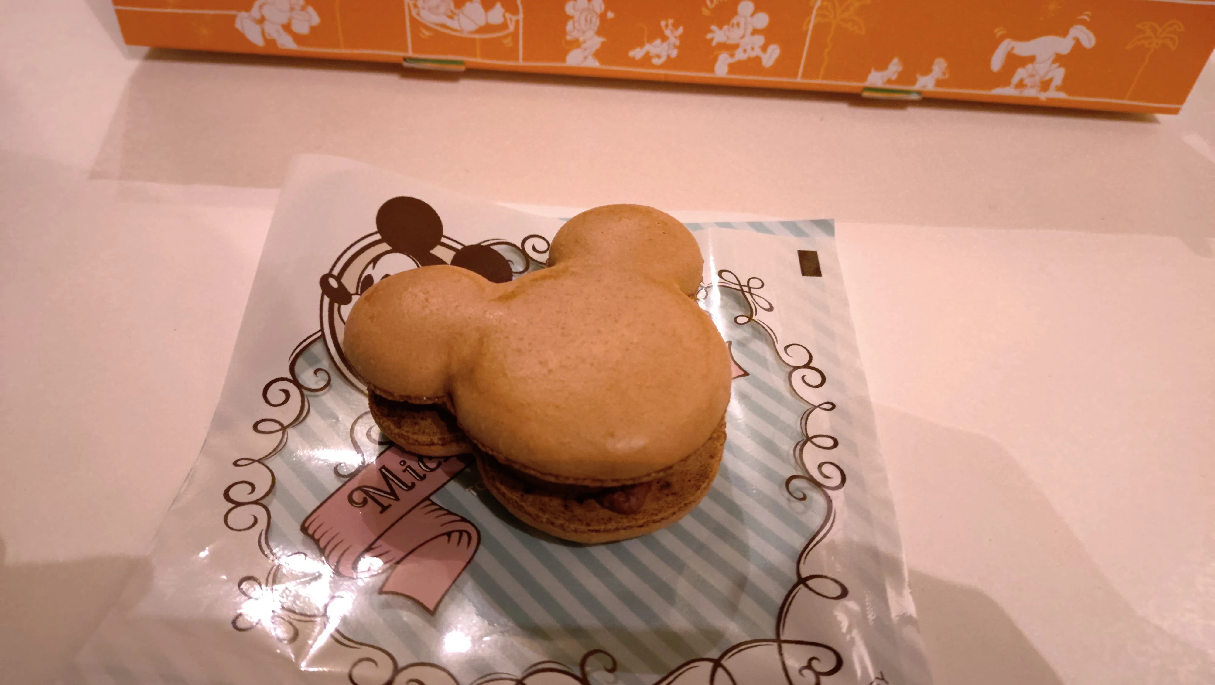 ディズニー食レポ】ワッフルよりも美味しい？ミッキーマカロン