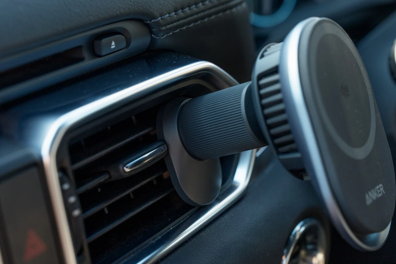 Qi2 25W・冷却機能搭載の「Anker Prime Wireless Car Charger (MagGo