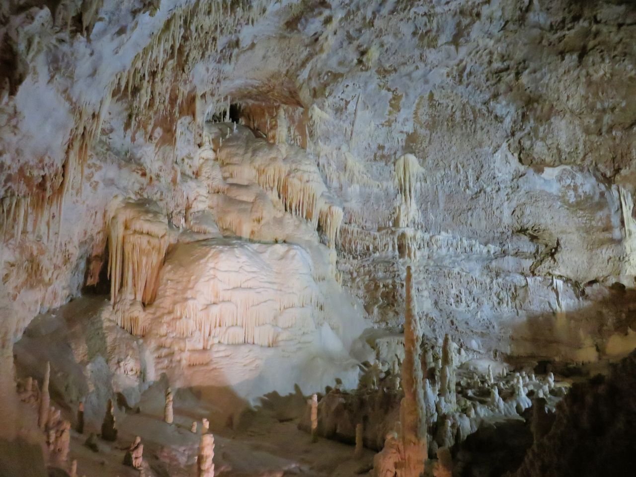 山の中に隠されていた神秘的な空間、フラサッシ鍾乳洞｜Natsuko Tomi