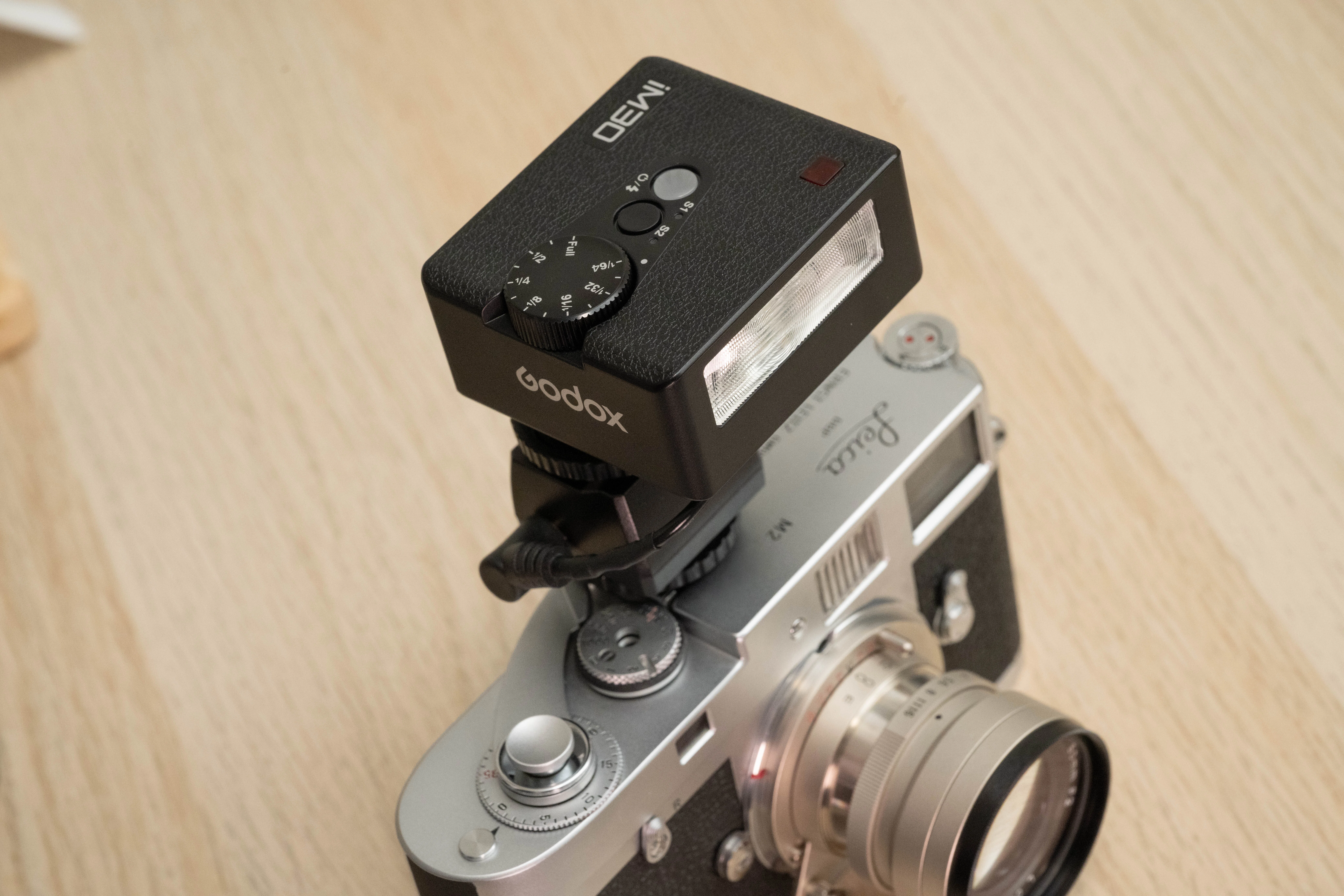 Leica M3でフラッシュを使うのに必須なニップルとクリップオン用