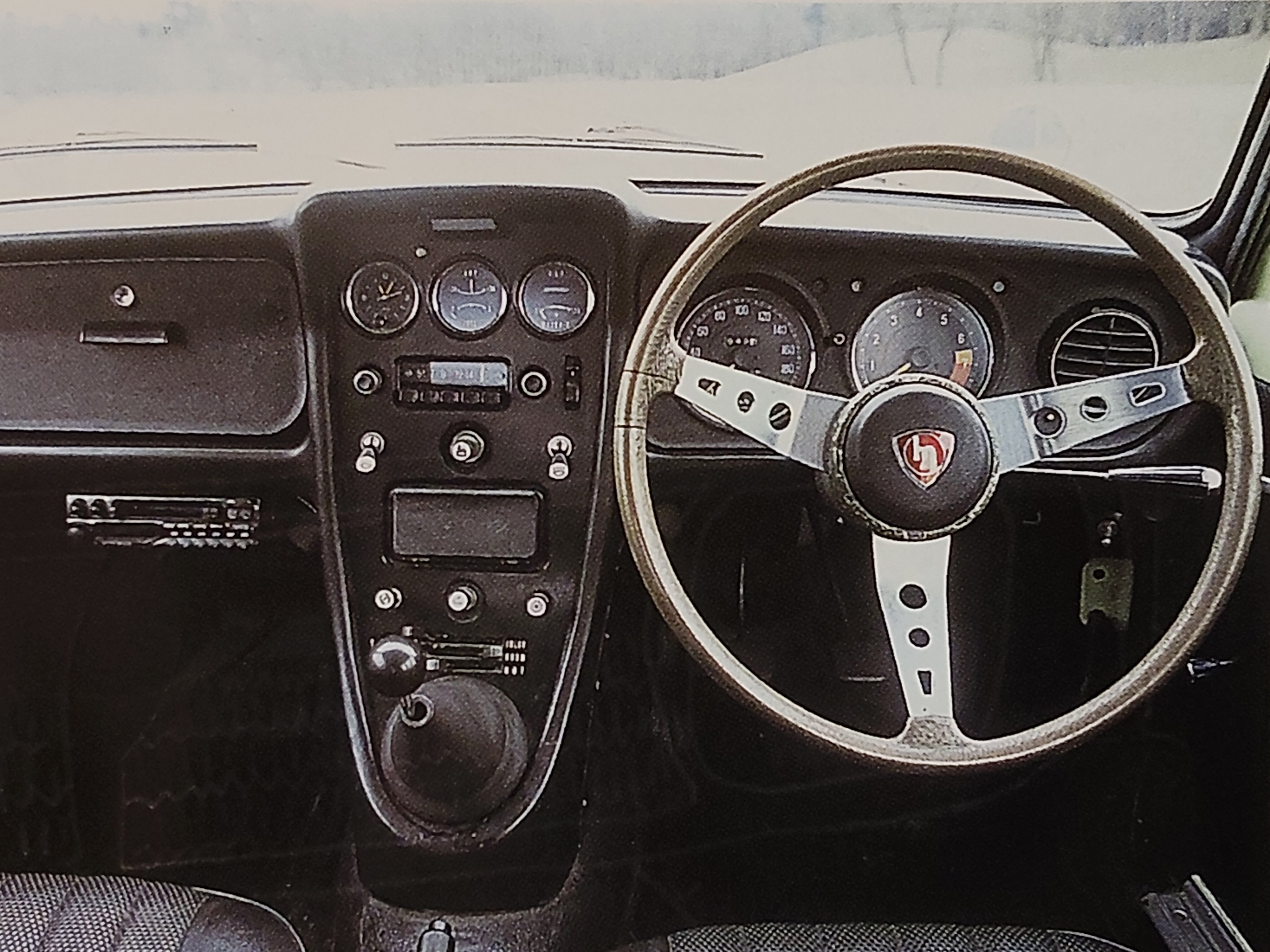 MAZDAファミリア　ロータリー　クーペ　純正　ステアリング　木製 MAZDA ファミリアロータリークーペ 純正ウッドステアリング マツダ