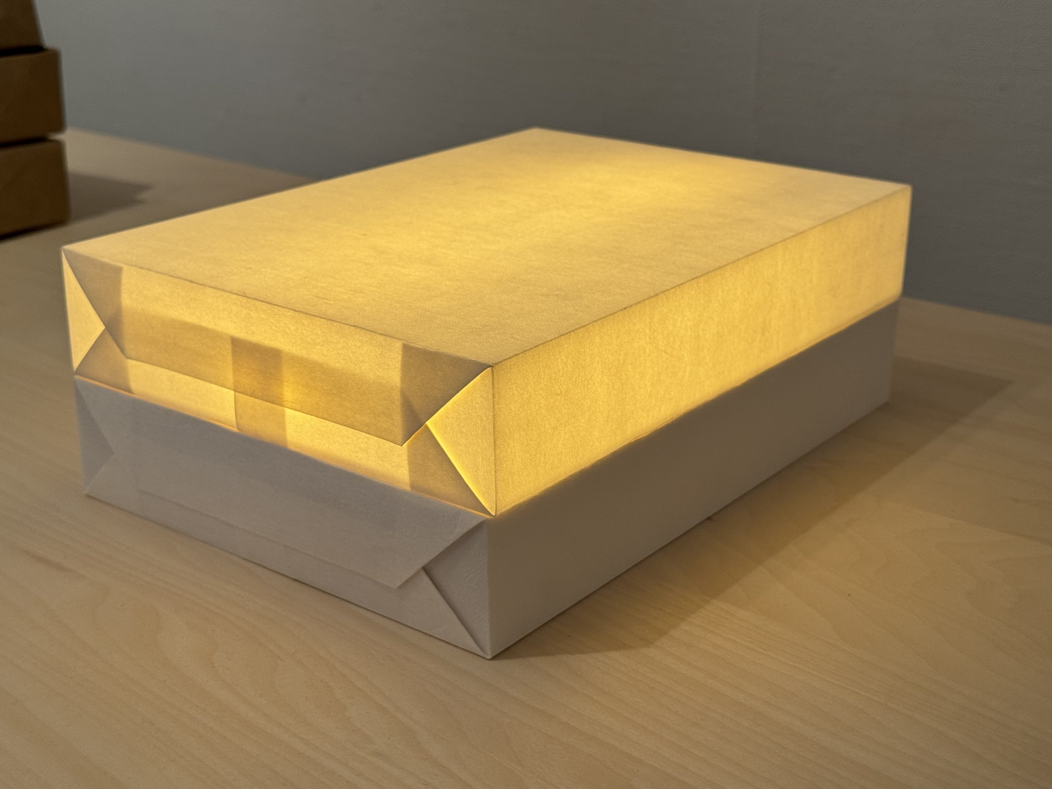 推し（深澤直人さん）が推し（A4コピー用紙の束）を作ったので知って