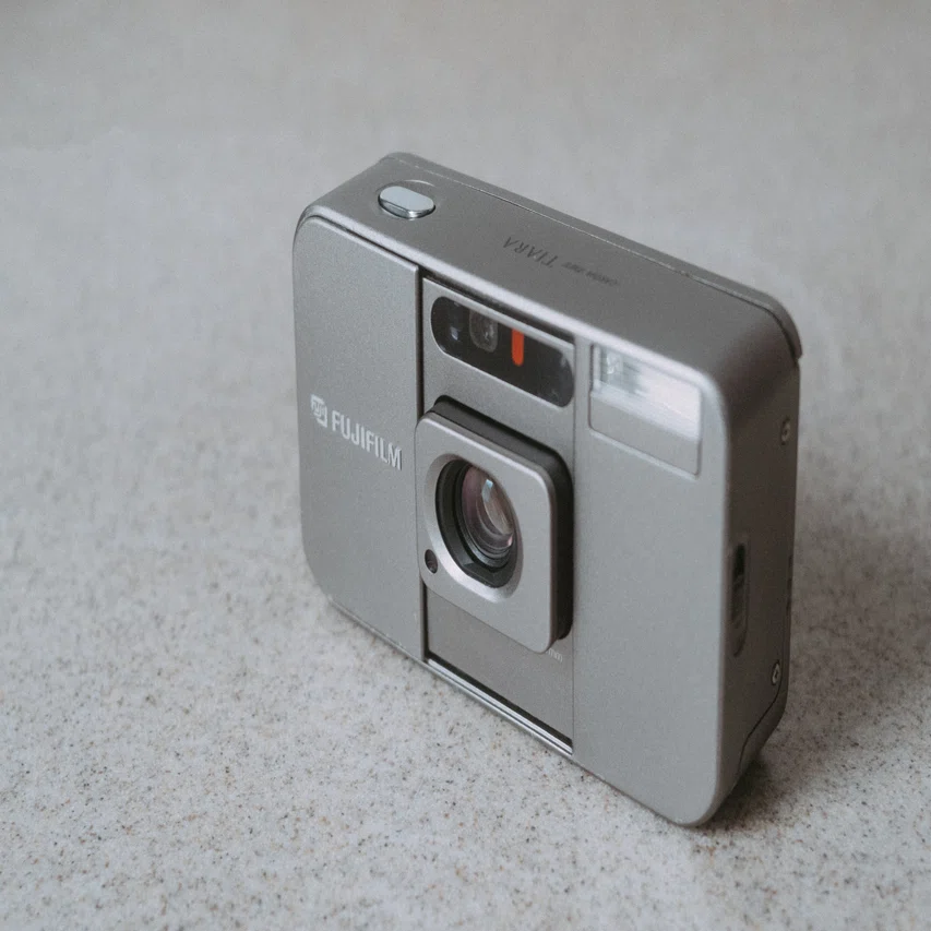 FUJIFILM Cardia mini TIARA 小さく頼れるコンパクトフィルムカメラ 