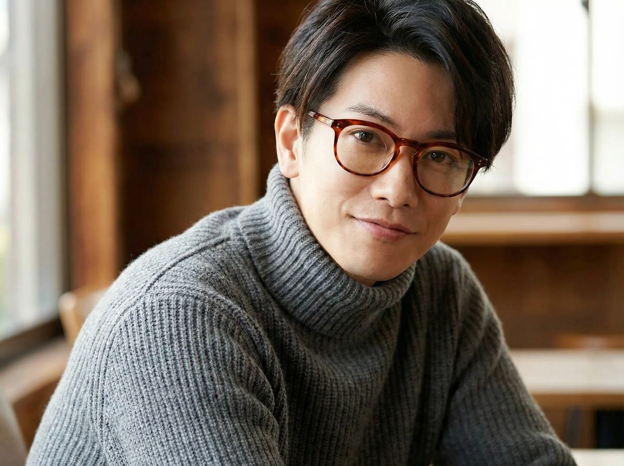 カッコいい♥】佐藤健さん×名品メガネの着用イメージ15選｜大人