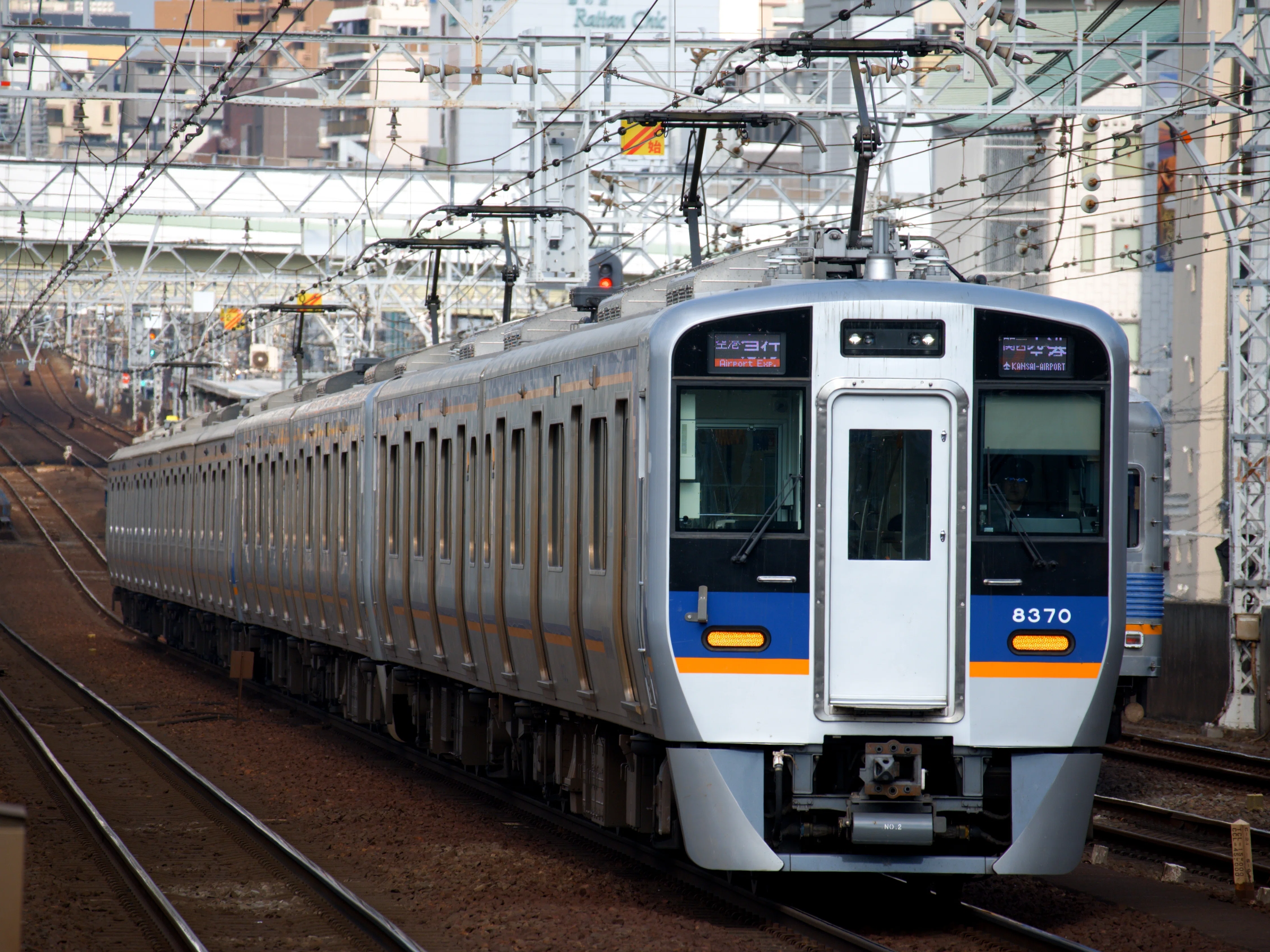 南海電鉄 引退に向かう6000系とカラー変更が進む泉北車を撮る！｜隣の