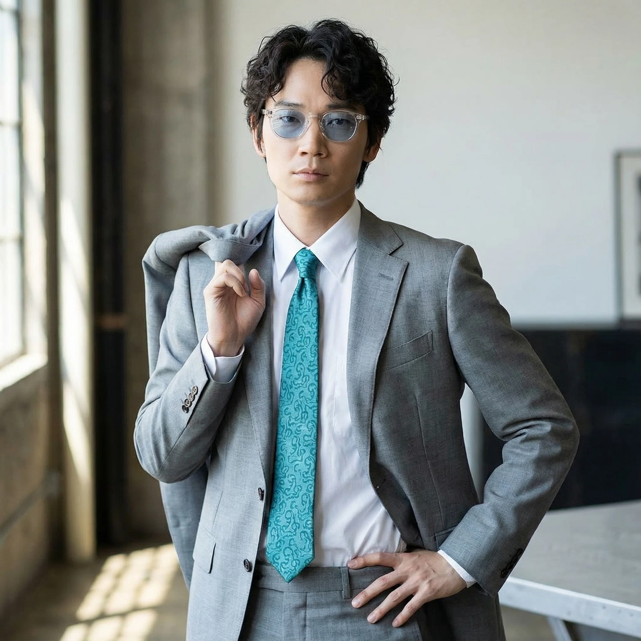 カッコイイ】綾野剛さん×名品メガネの着用イメージ15選｜大人ブランド
