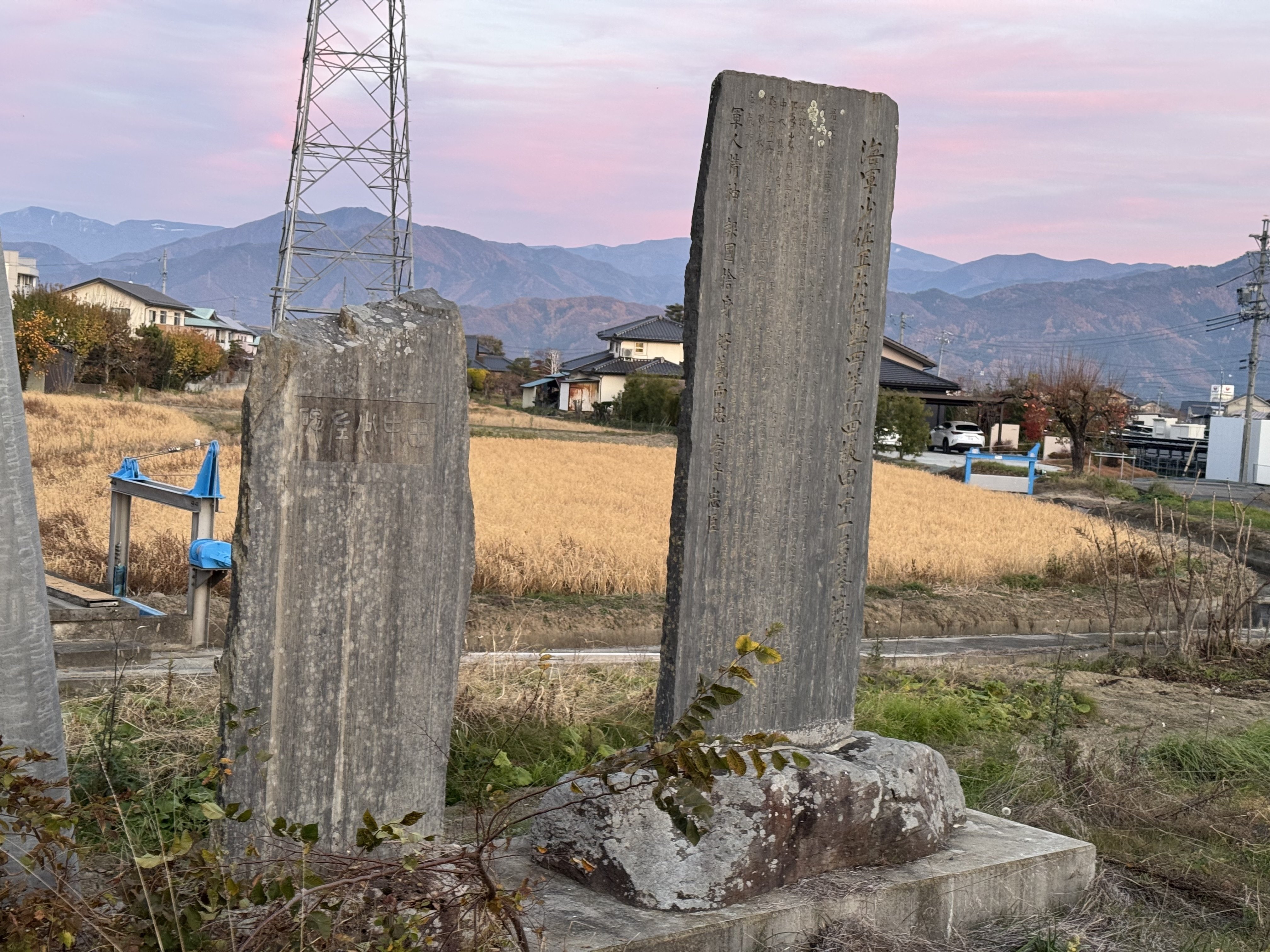 長野県長野市小島田町の国道わきに建っていた立派な2つの石碑は