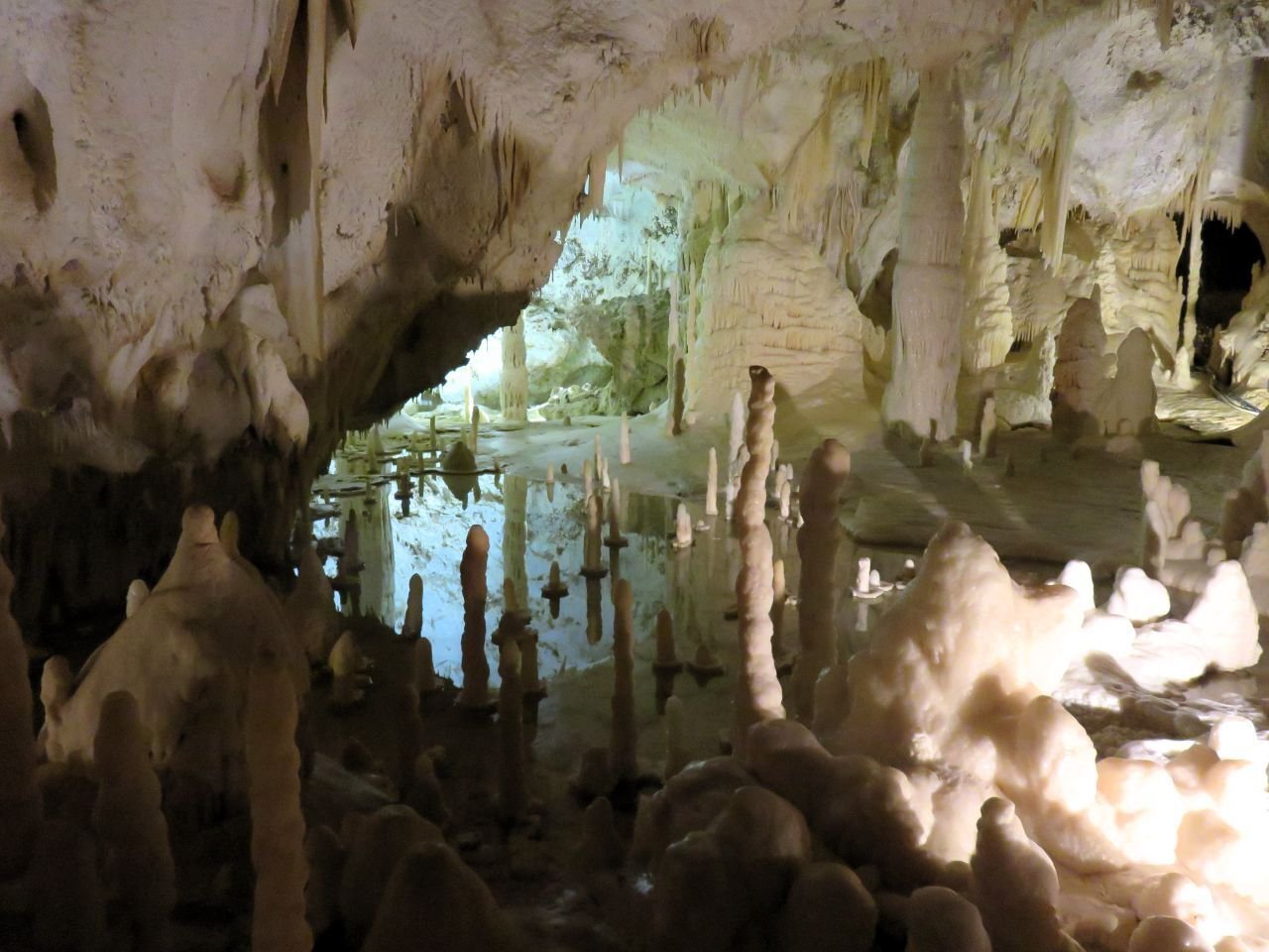 山の中に隠されていた神秘的な空間、フラサッシ鍾乳洞｜Natsuko Tomi