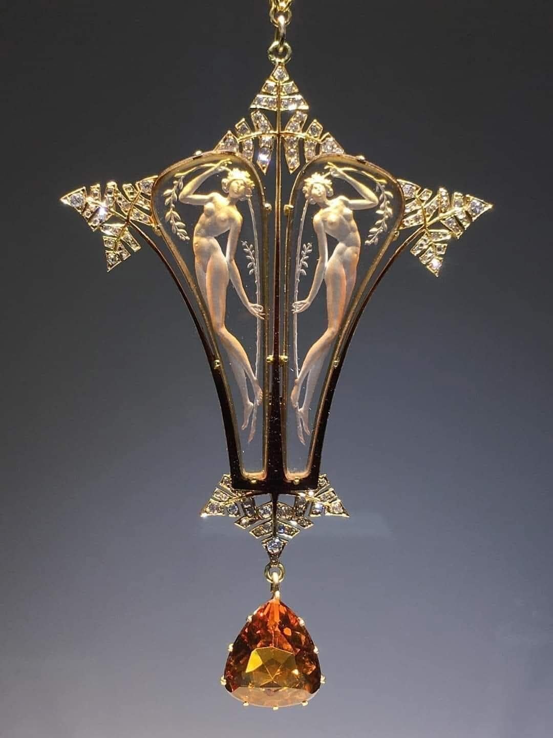 余りにも繊細で優美に創られたアール・ヌーヴォー様式のペンダント