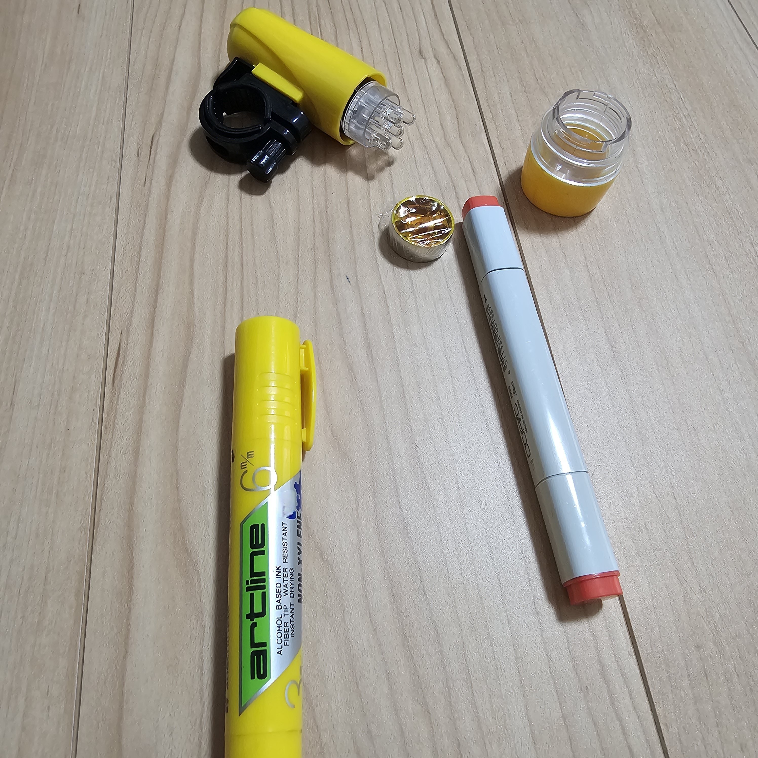 推しカラーのペンラ💡家にある物で何とかならないか思案😅💡｜A