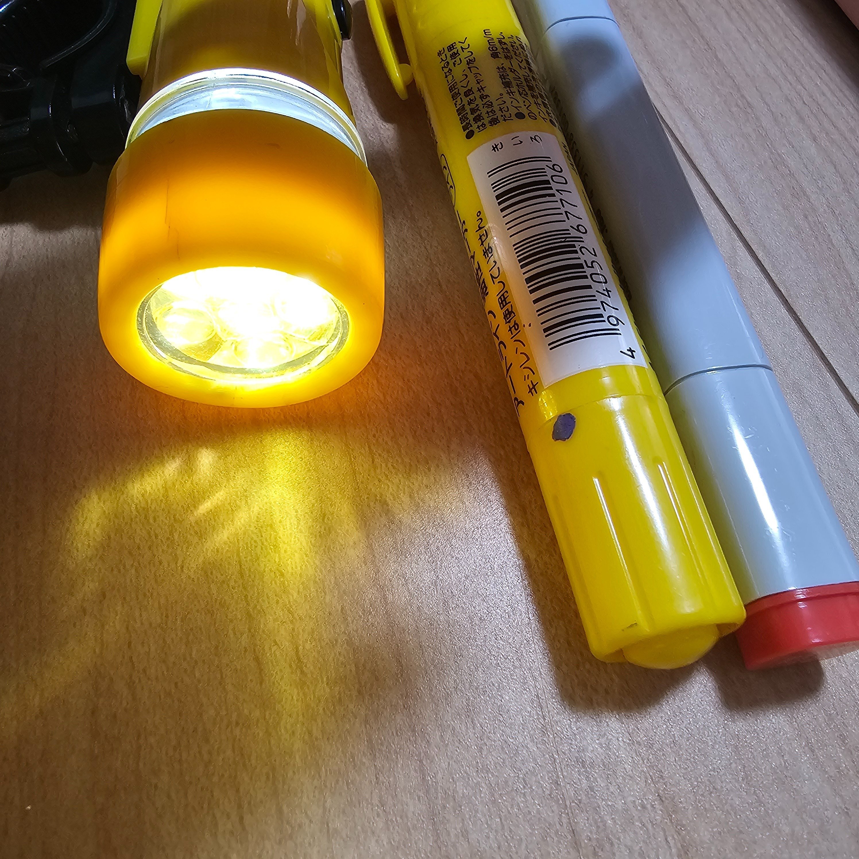 推しカラーのペンラ💡家にある物で何とかならないか思案😅💡｜A