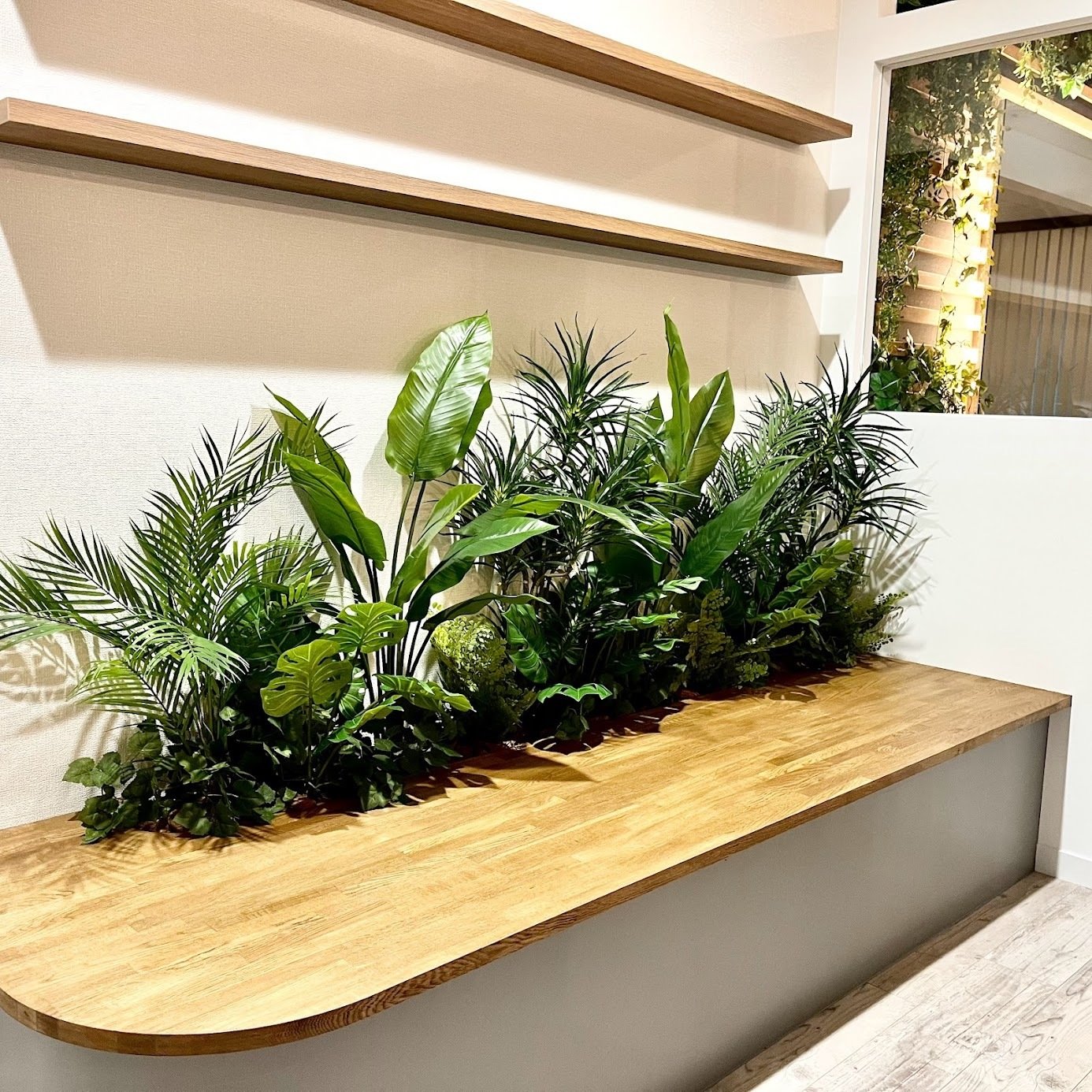 フェイクグリーンの植栽をしてきました。ネット購入の観葉植物があり