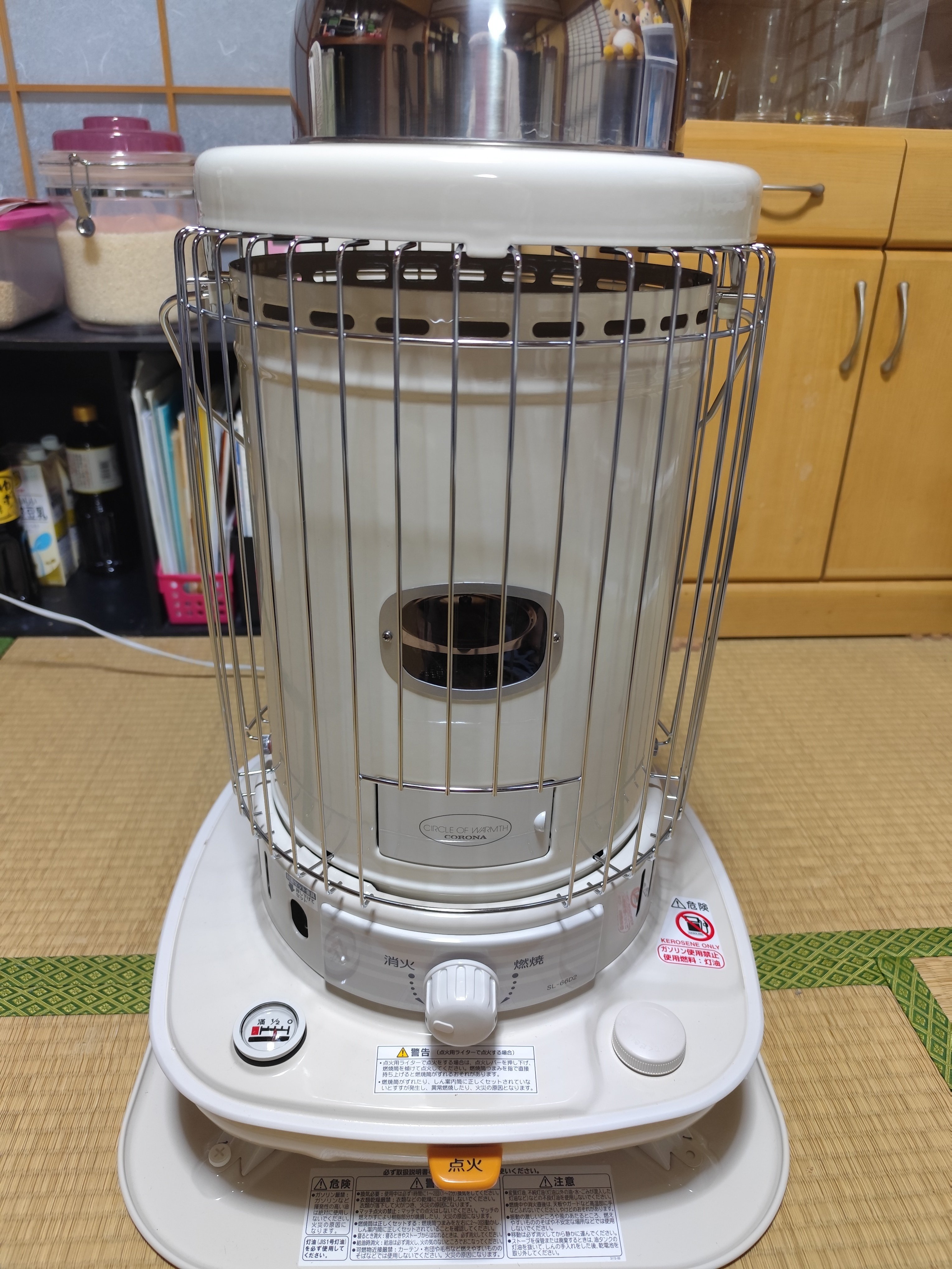 白い灯油ストーブ 絶滅危惧種、やかん｜凪音