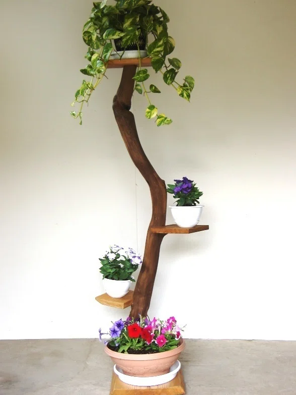 流木をアートに・・花を飾れる花台に｜犬小屋K