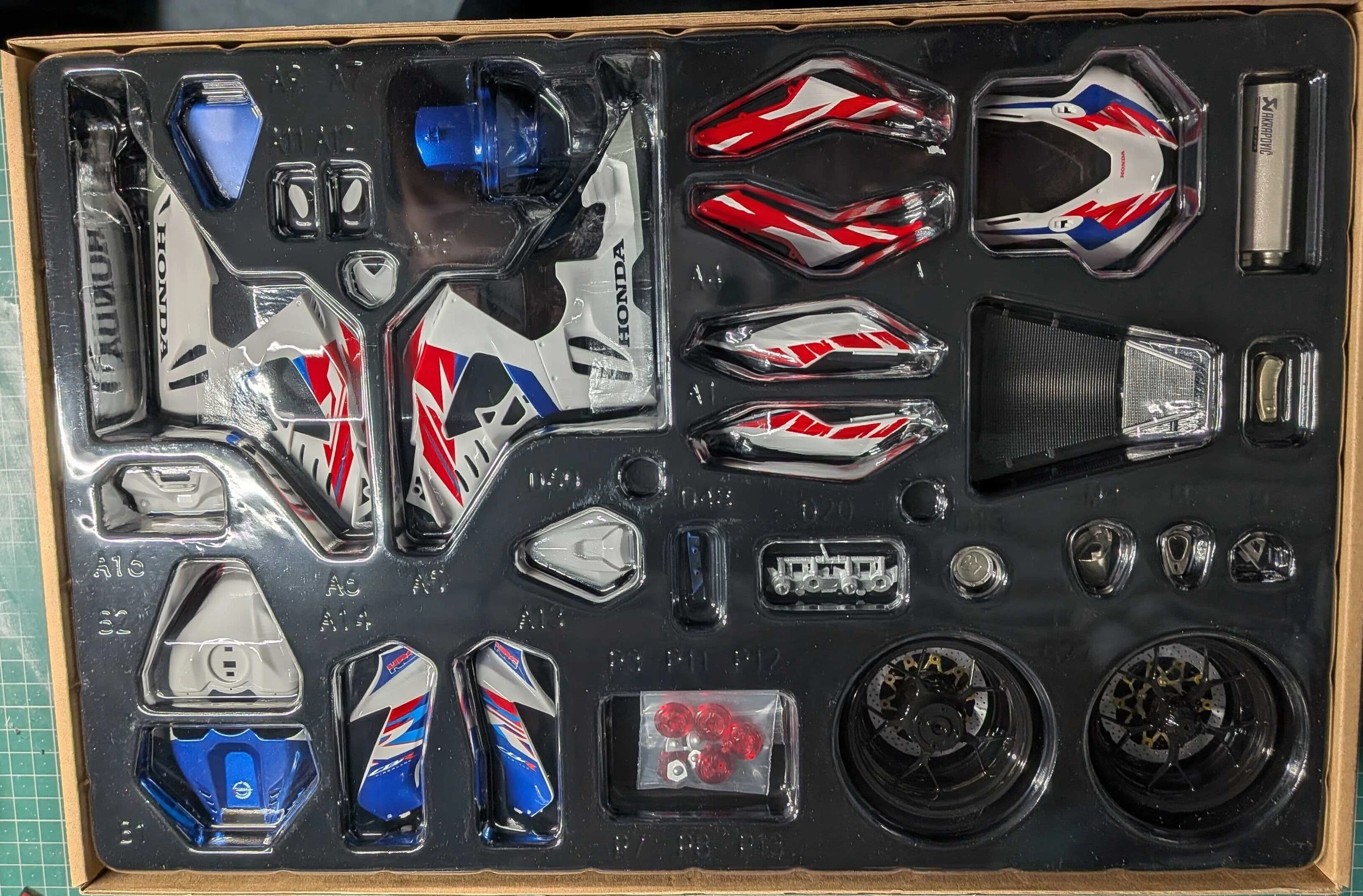 製作記1】MagicFactory CBR1000RR-R ファイヤーブレード SP 30th