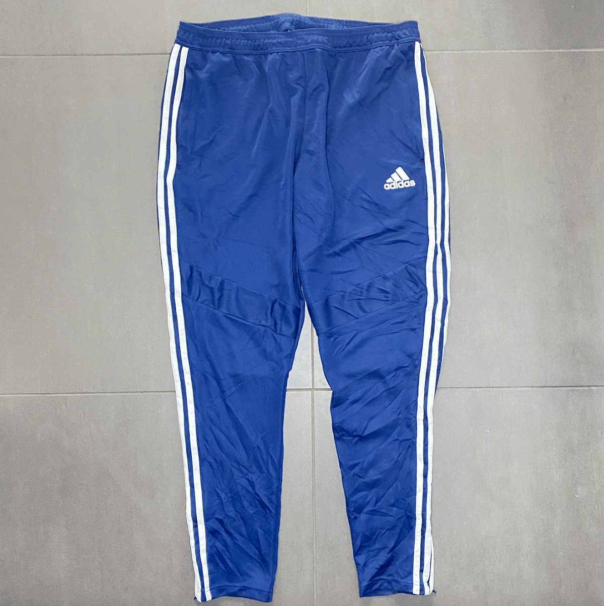 👖🔥【徹底レビュー】アディダス“三本ライン”パンツの魅力を深掘り