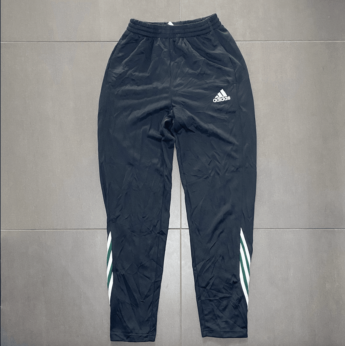 👖🔥【徹底レビュー】アディダス“三本ライン”パンツの魅力を深掘り