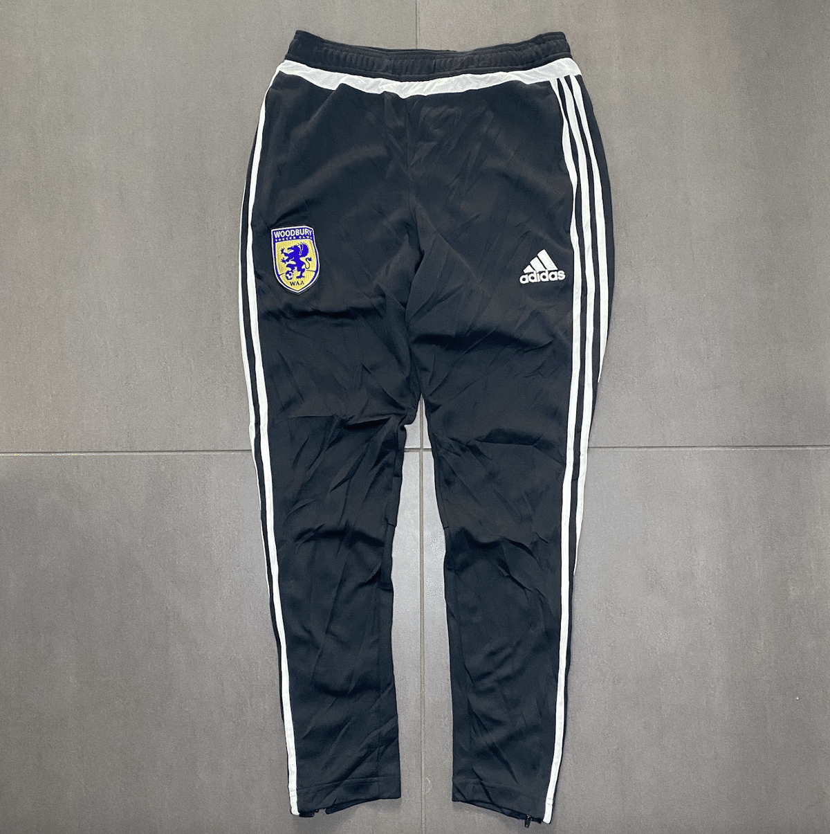 👖🔥【徹底レビュー】アディダス“三本ライン”パンツの魅力を深掘り