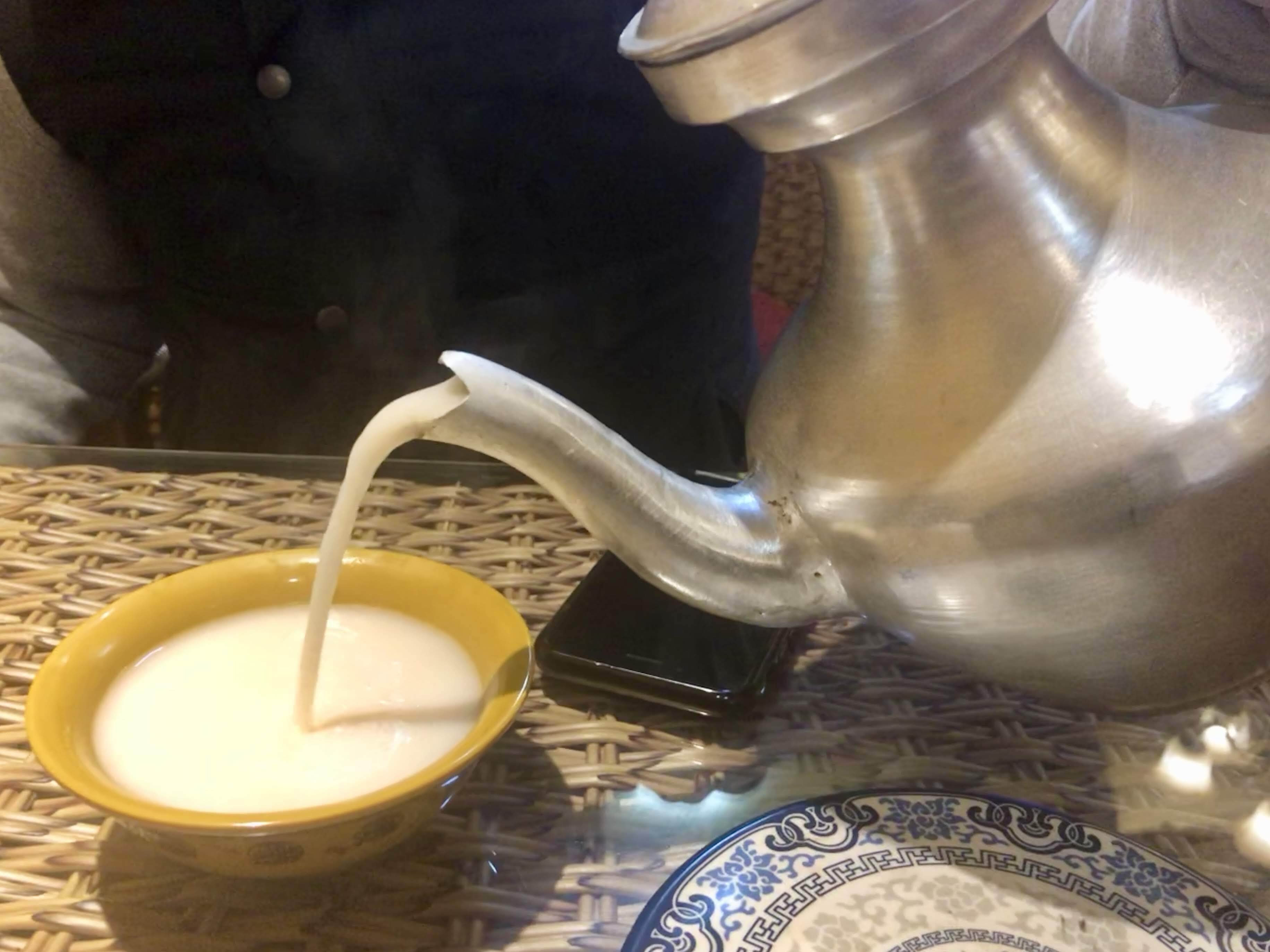 ぺろぺろしか飲めないけど美味しい_チベット喫茶のバター茶｜にゃがた